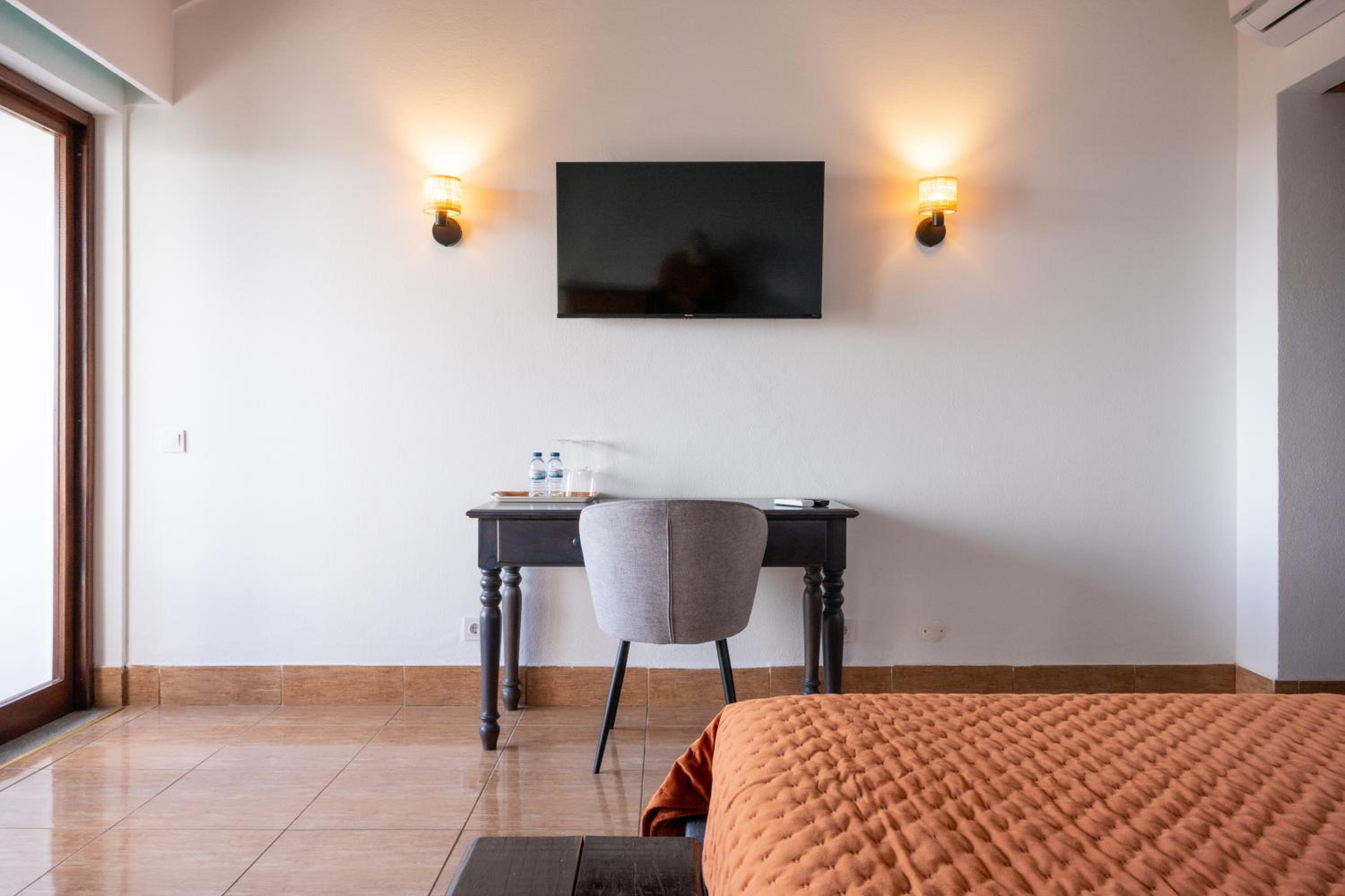 Double Room with Balcony and Sea View - Photo 8