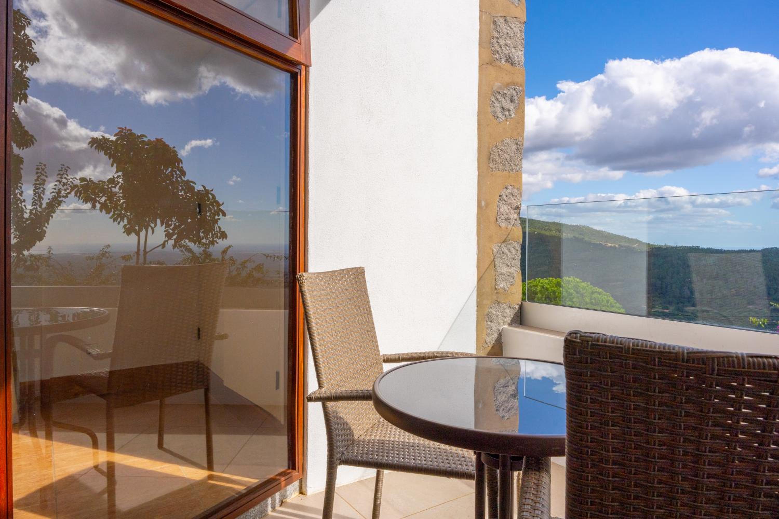 Double Room with Balcony and Sea View - Photo 12