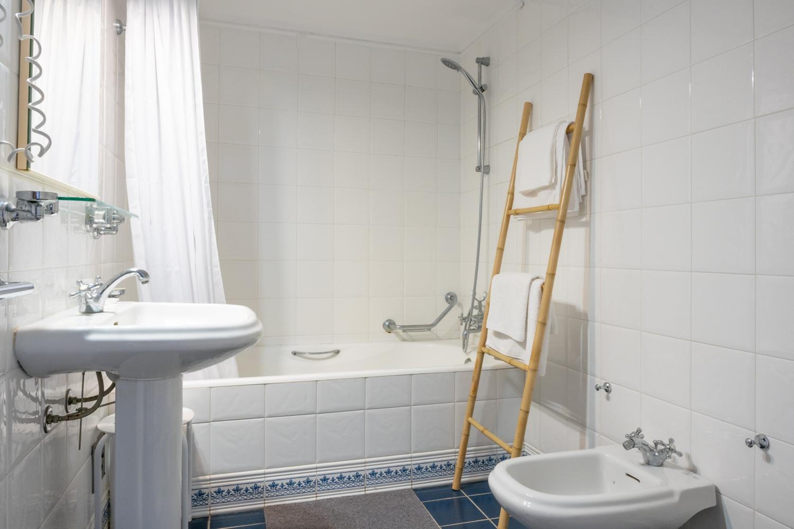 Double Room with Balcony and Sea View - Photo 10