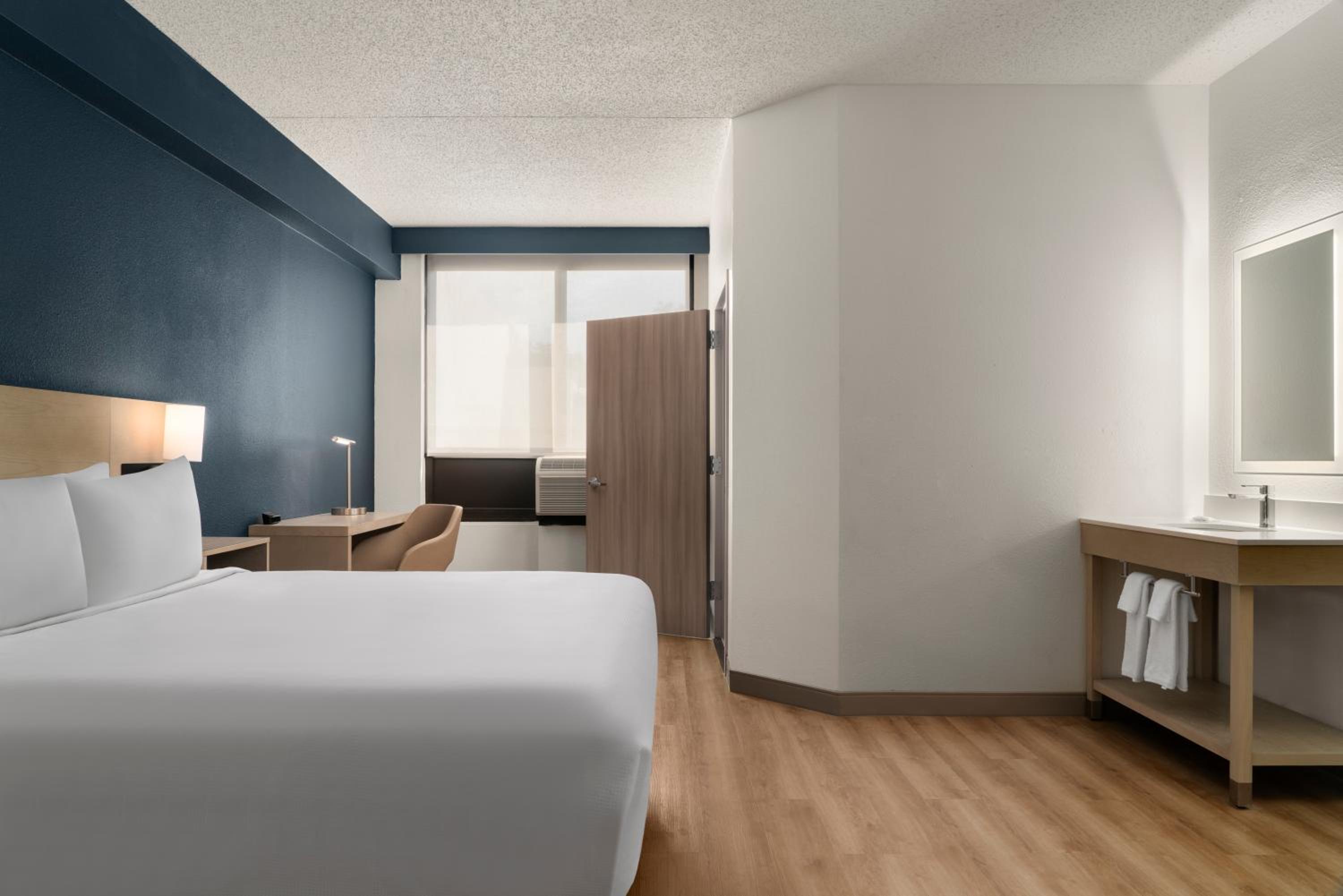 King Room with Bathtub - Mobility Access - Photo 3