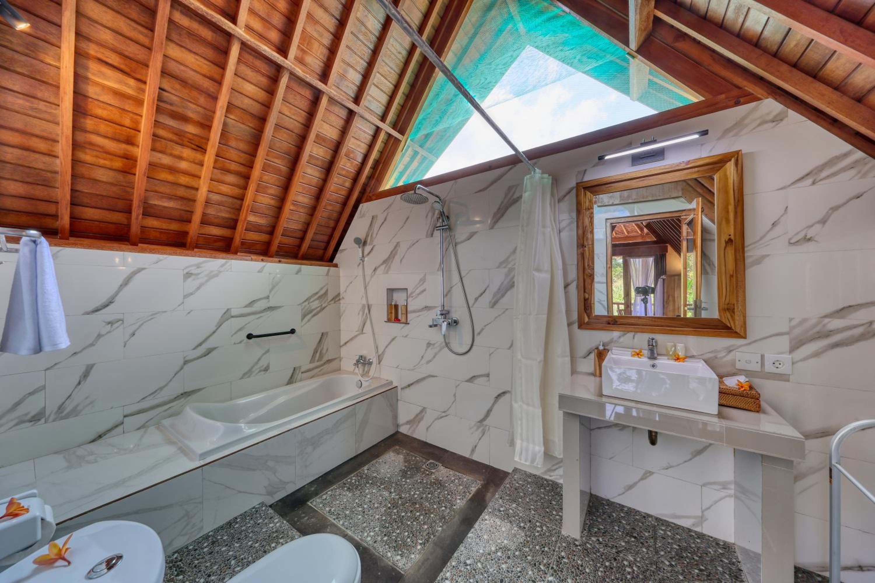 Queen Suite - Photo 18