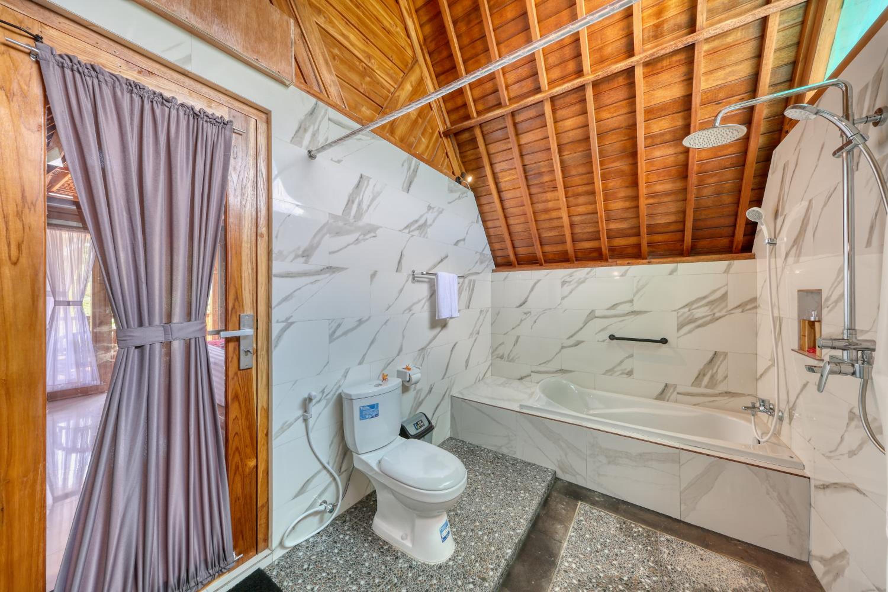 Queen Suite - Photo 29