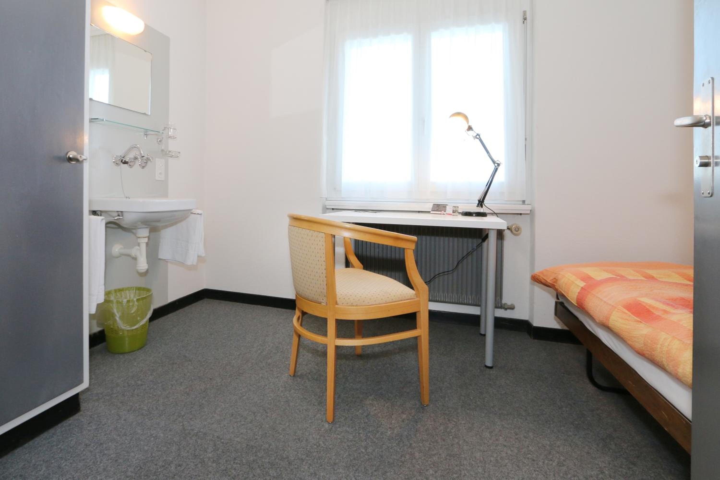 Double Room with Shared Bathroom photo 2