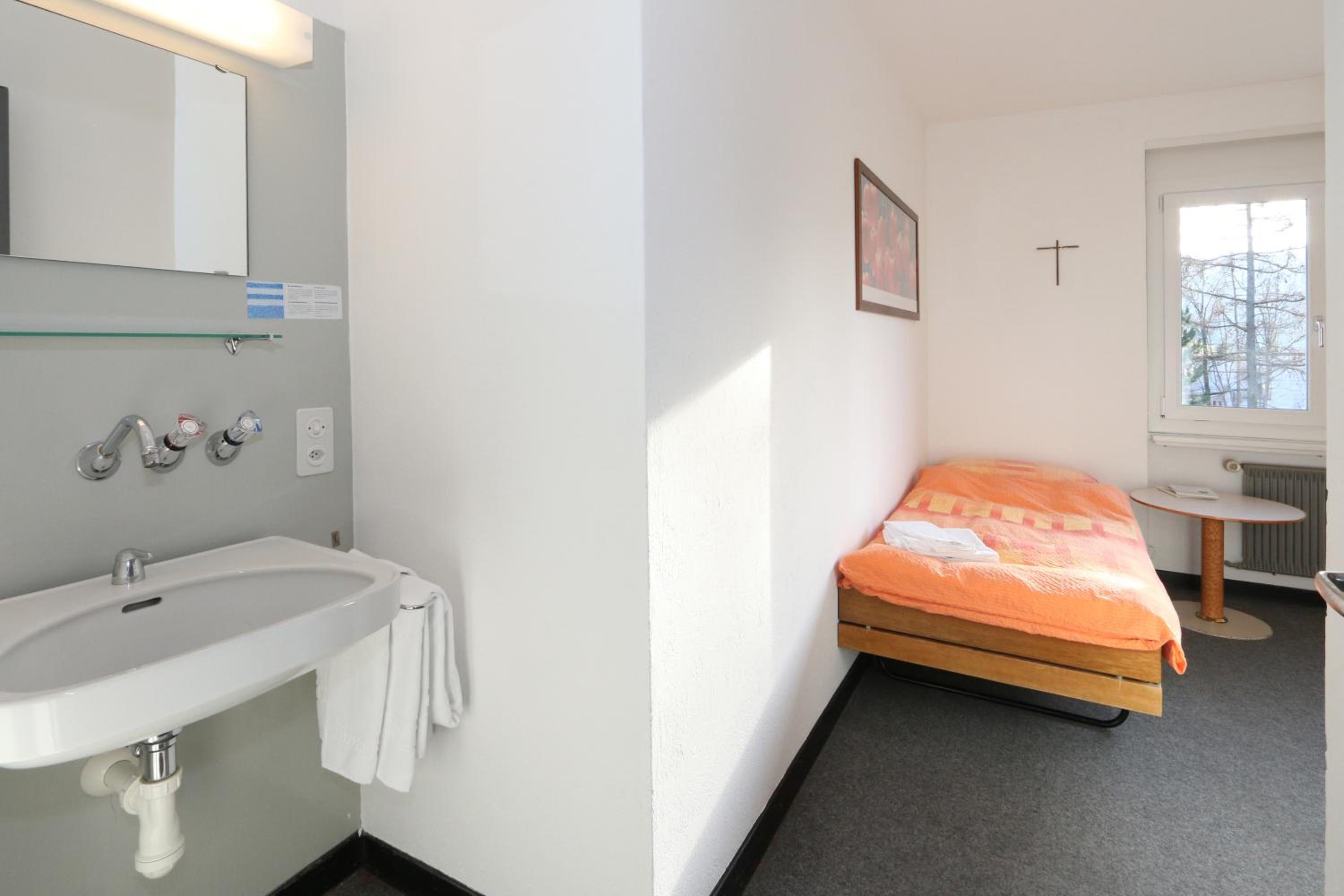 Single Room with Shared Bathroom photo 3