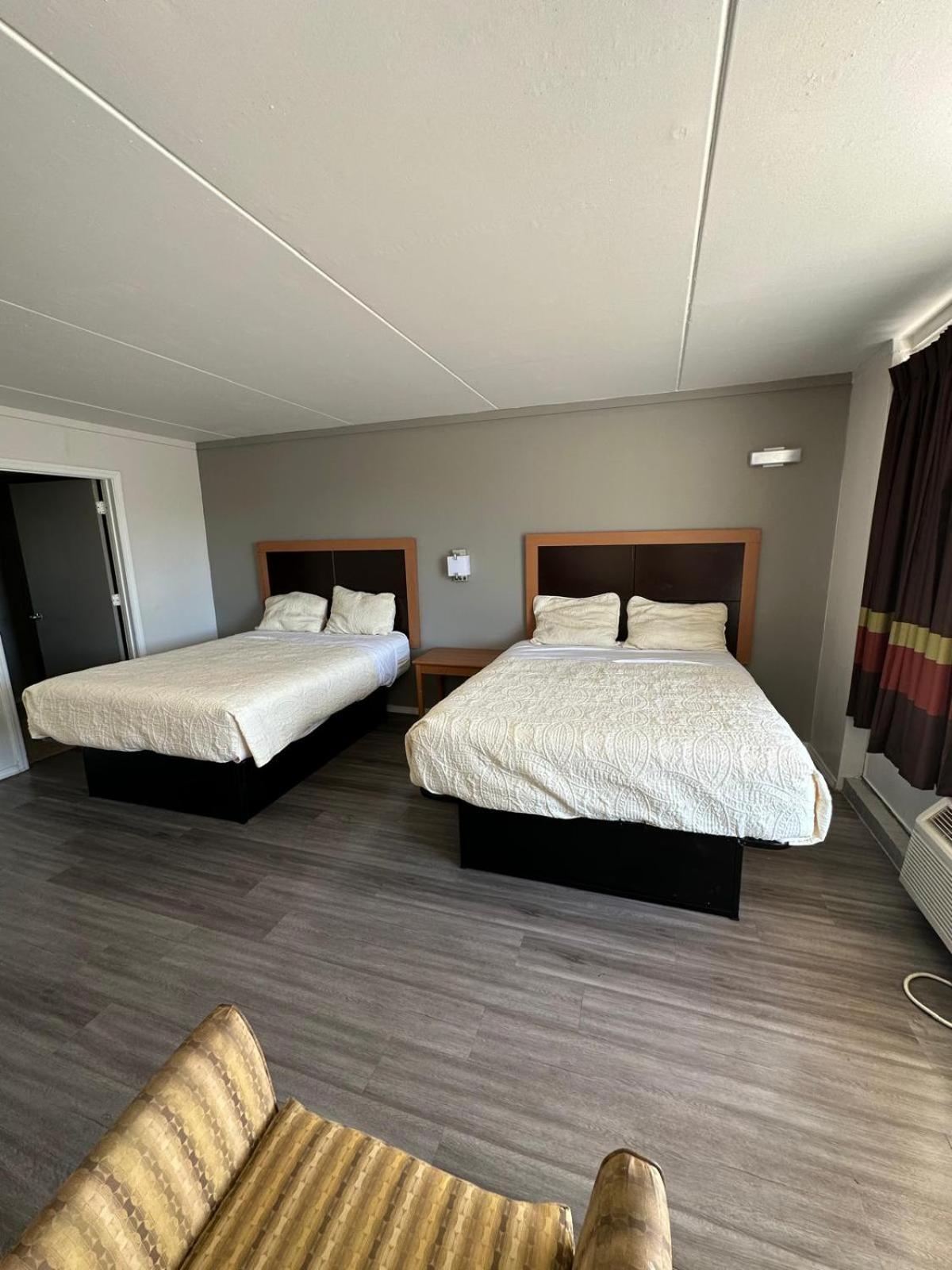 Queen Room with Two Queen Beds - Non-Smoking photo 1