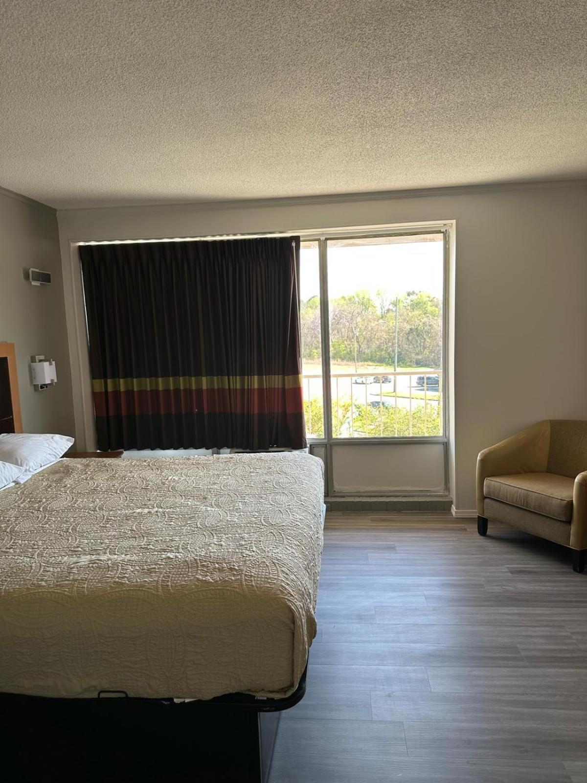 King Room - Non-Smoking photo 2