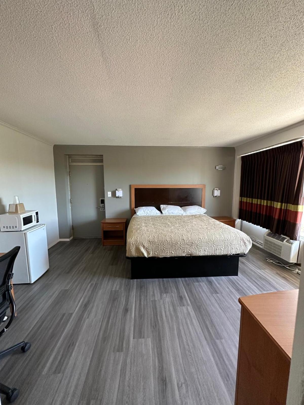 King Room - Non-Smoking photo 3