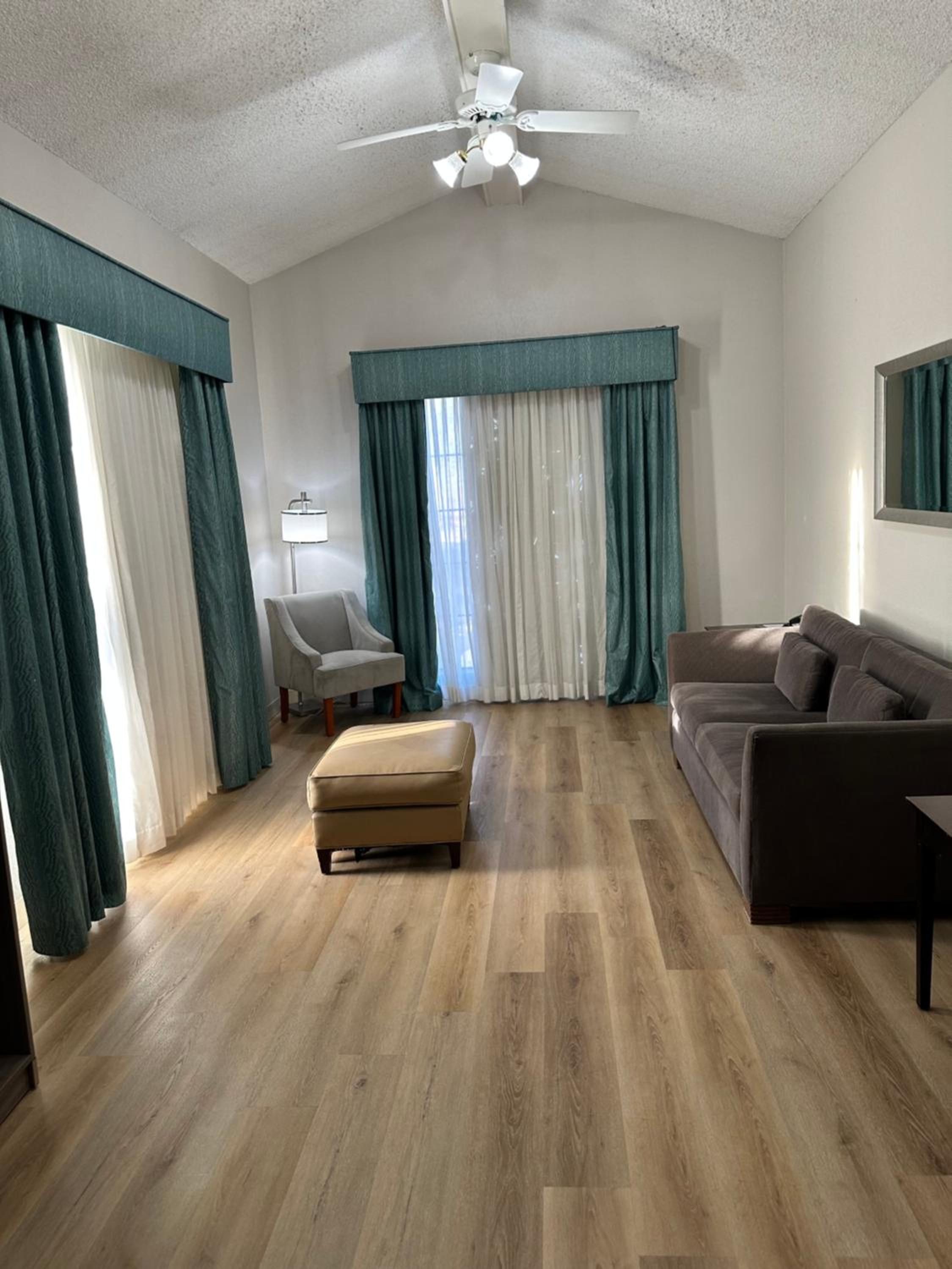 King Suite - Non Smoking photo 2