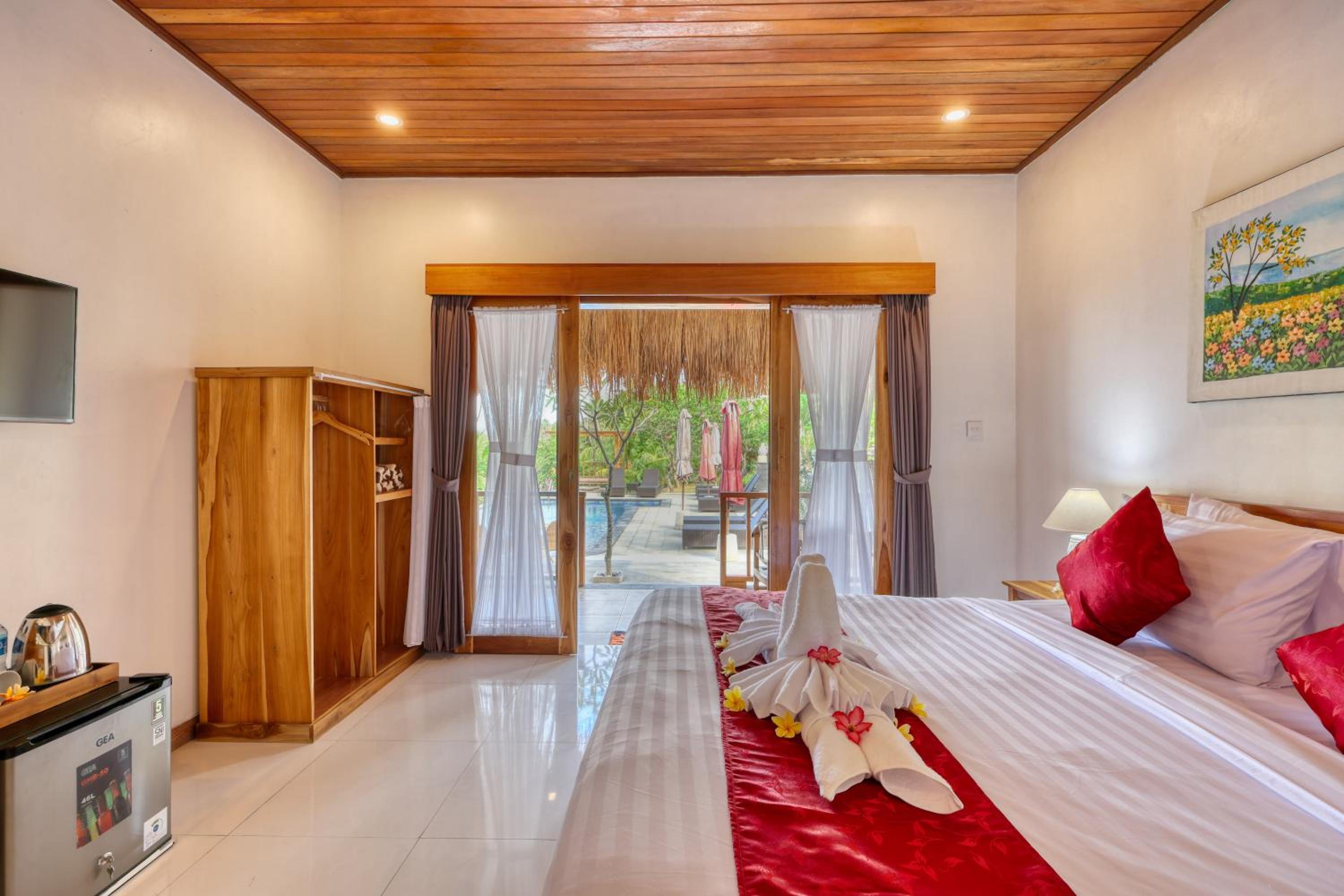 Queen Suite with Pool View