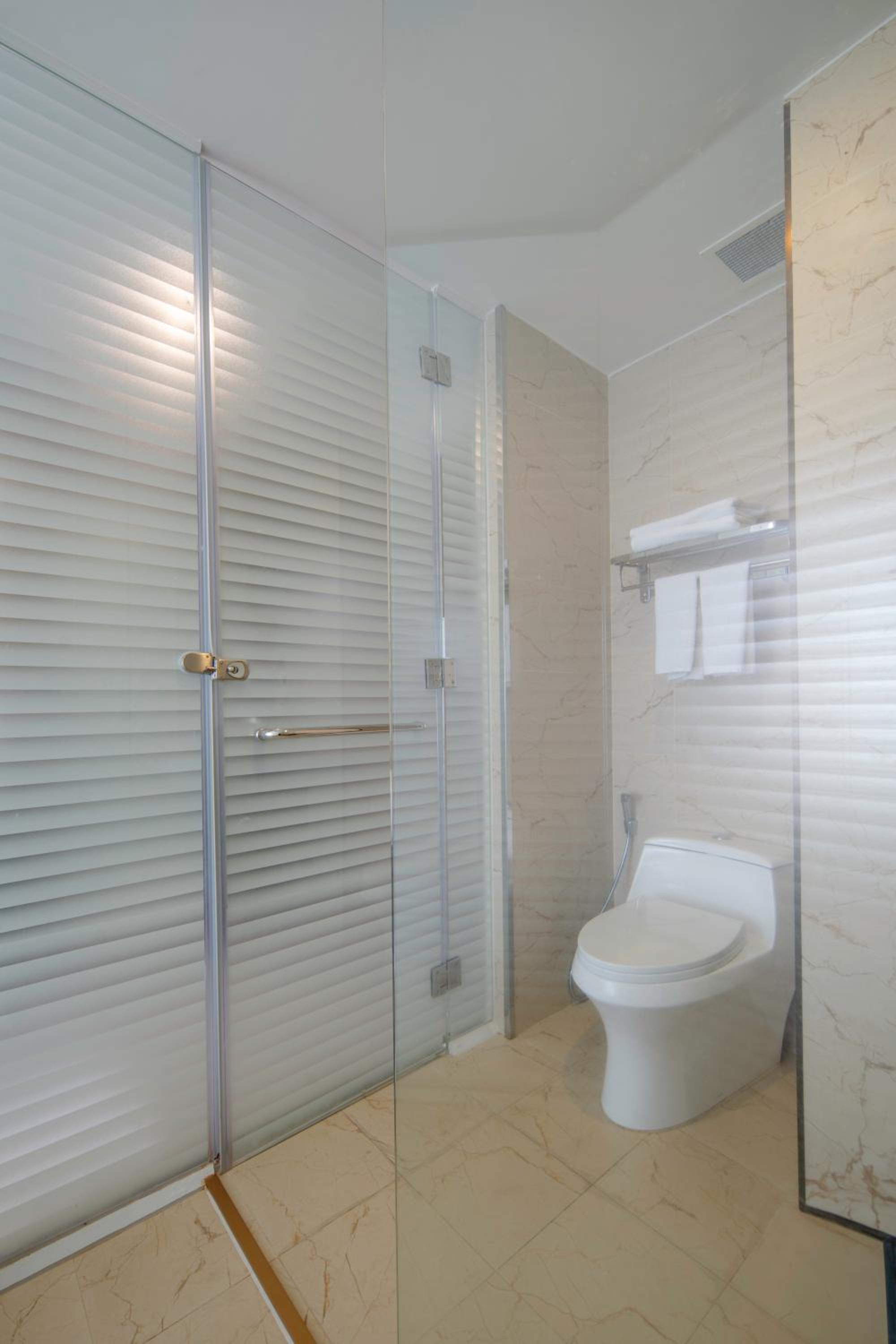 Deluxe Twin Room with Sea View - Photo 4