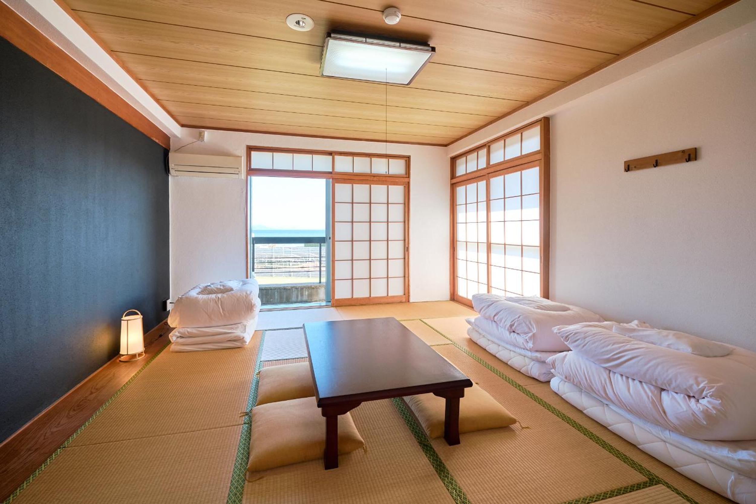 Japanese-Style Family Room with Shared Bathroom photo 1