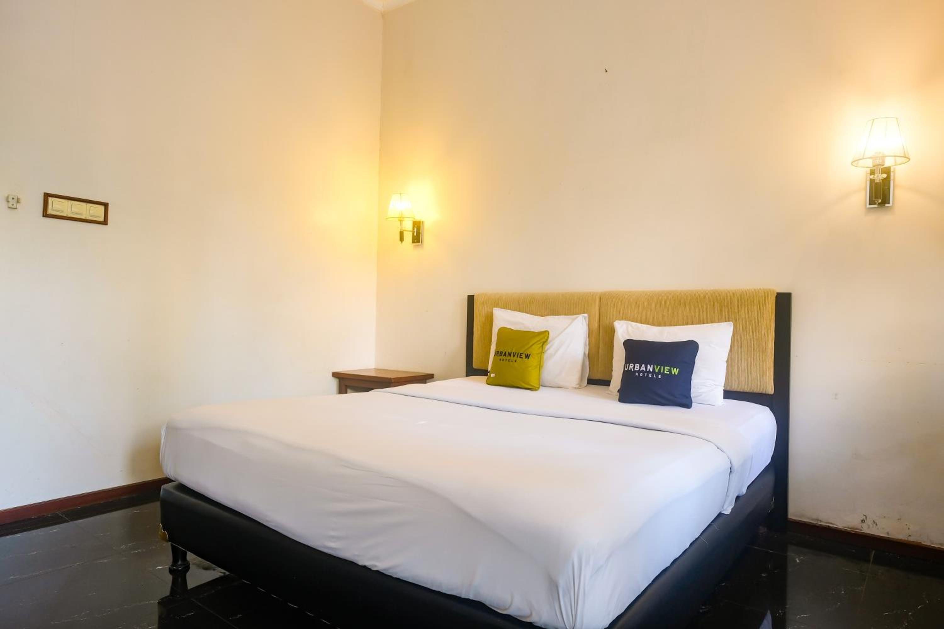 Deluxe Double Room - Photo 11