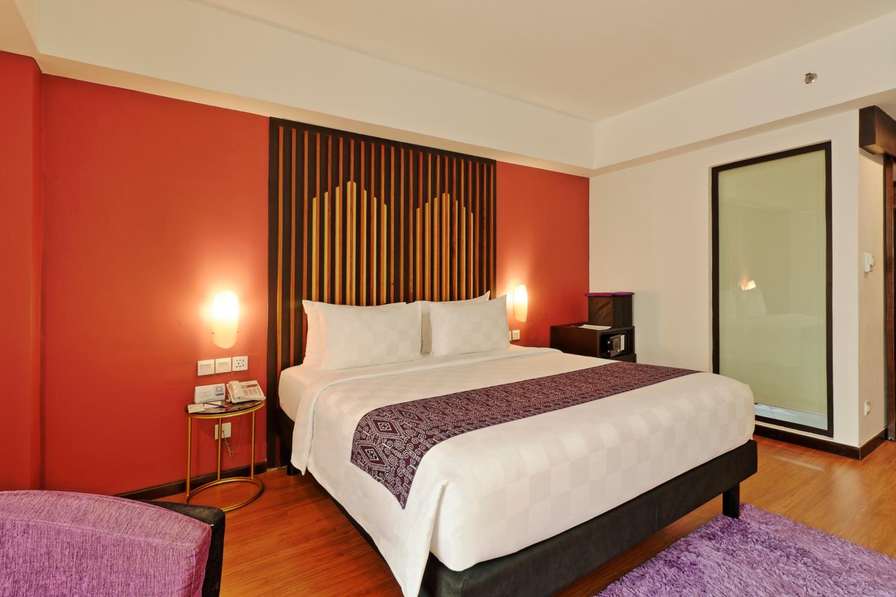 Deluxe King Room - Photo 2