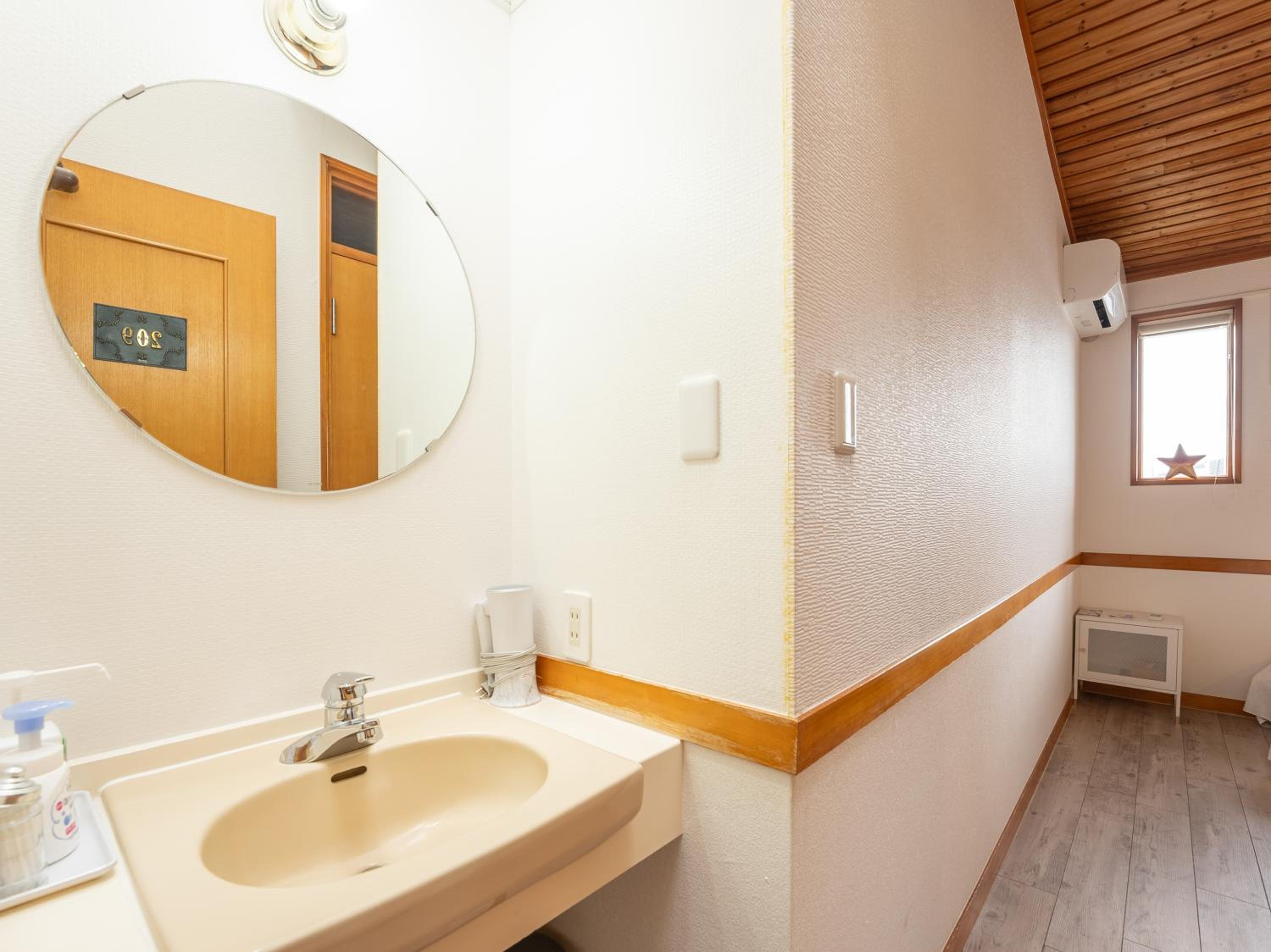 No pets allowed - Twin Room  with Shared Bathroom - Non-Smoking　ペット不可【禁煙】ペンション 2ベットルーム　 - Photo 8