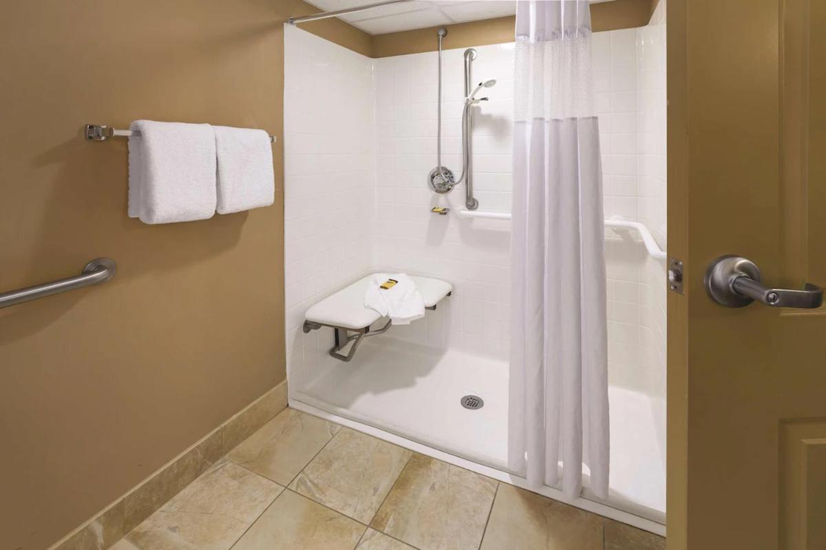 King Room with Mobility/Hearing Access and Roll-In Shower, Non-Smoking - Photo 5