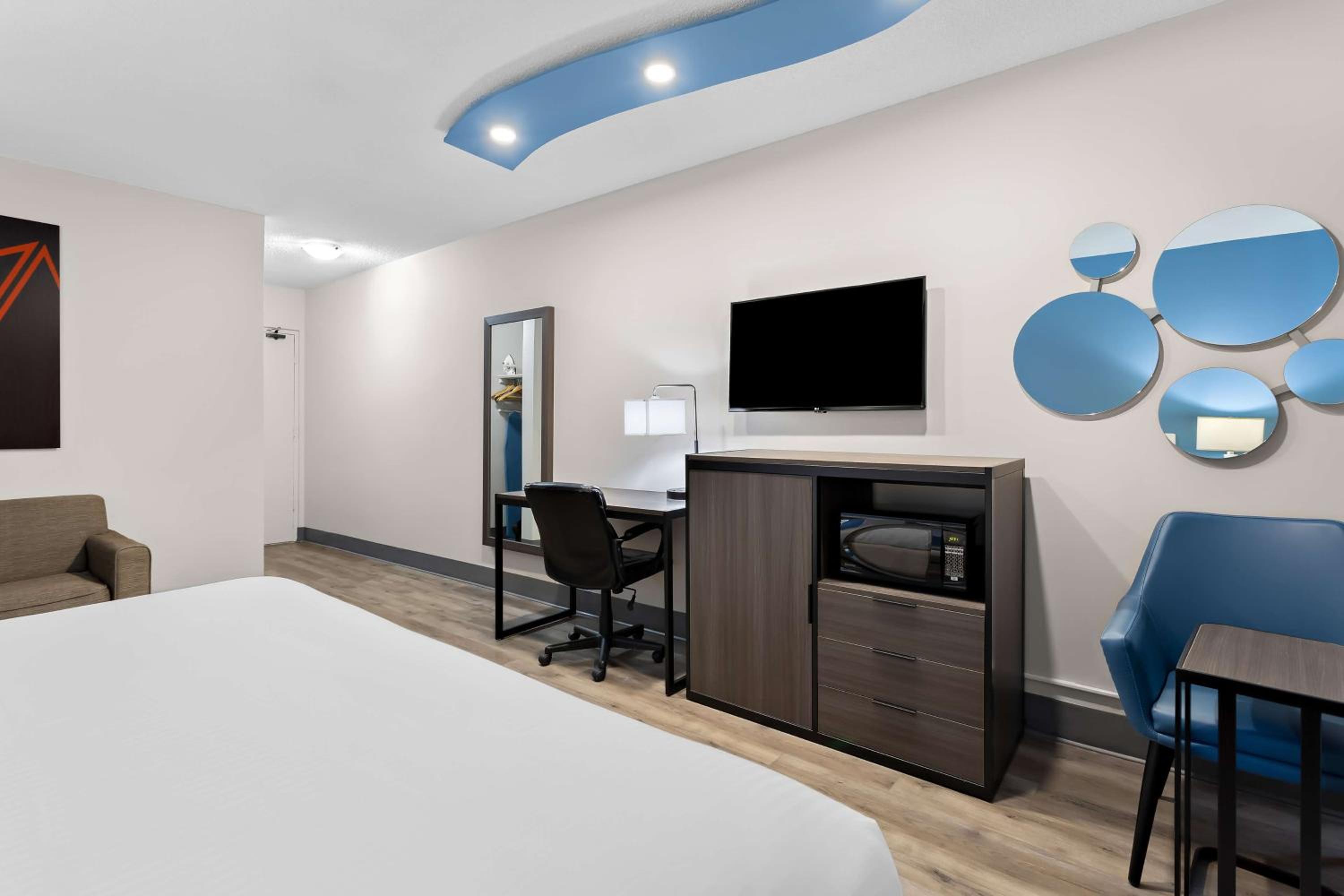 King Suite with Two King Beds - Non-Smoking - Photo 1
