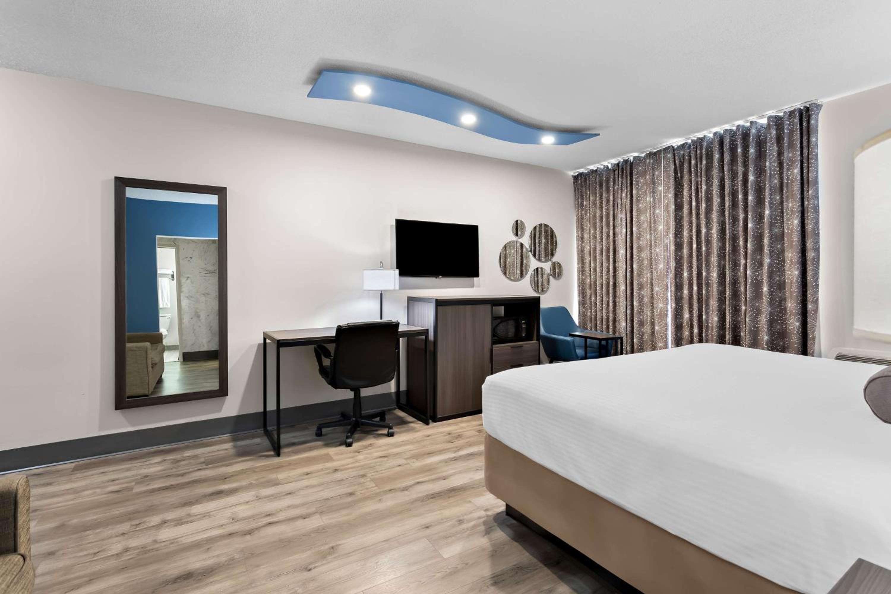 King Suite with Two King Beds - Non-Smoking - Photo 2