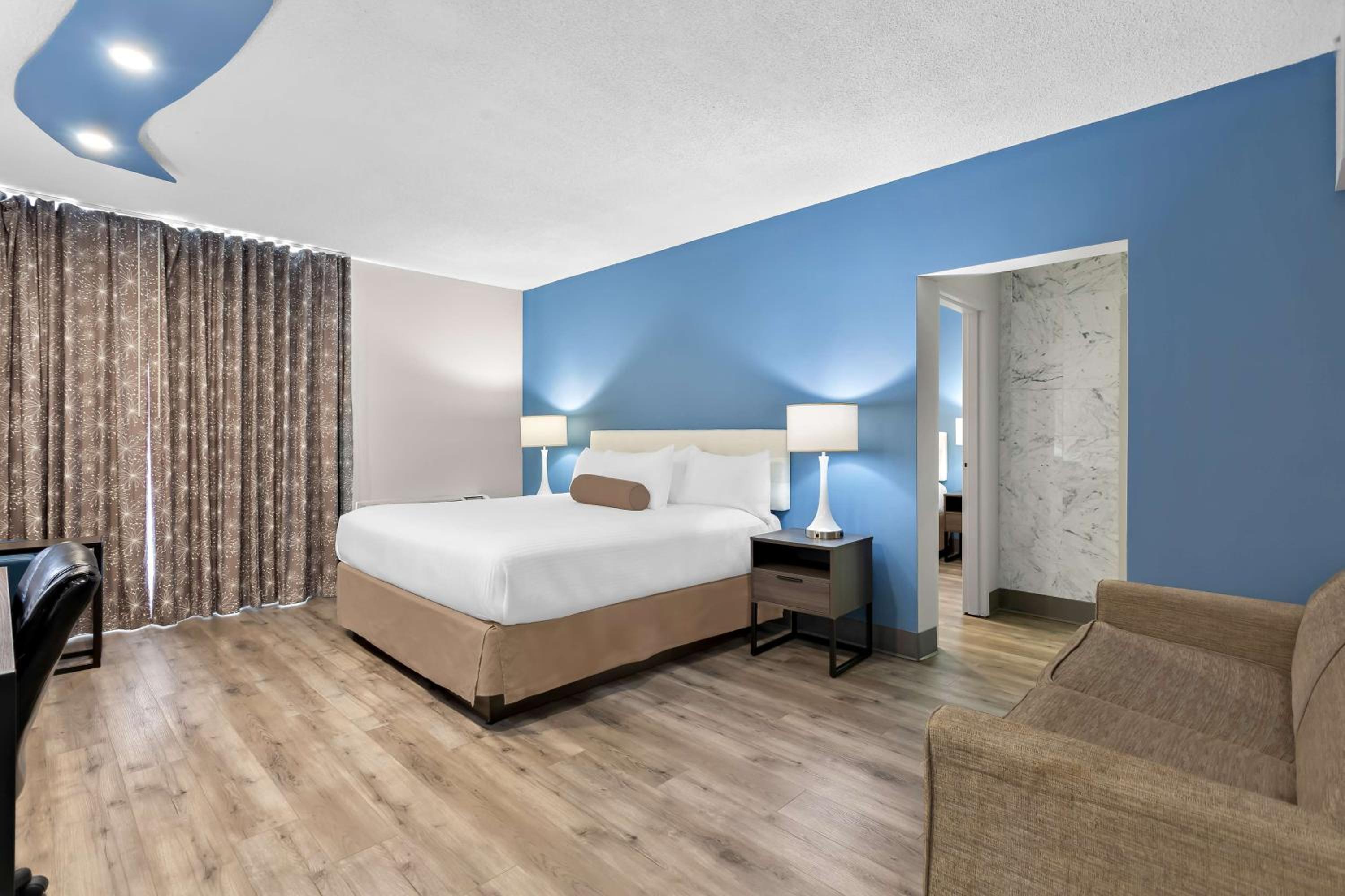 King Suite with Two King Beds - Non-Smoking - Photo 3