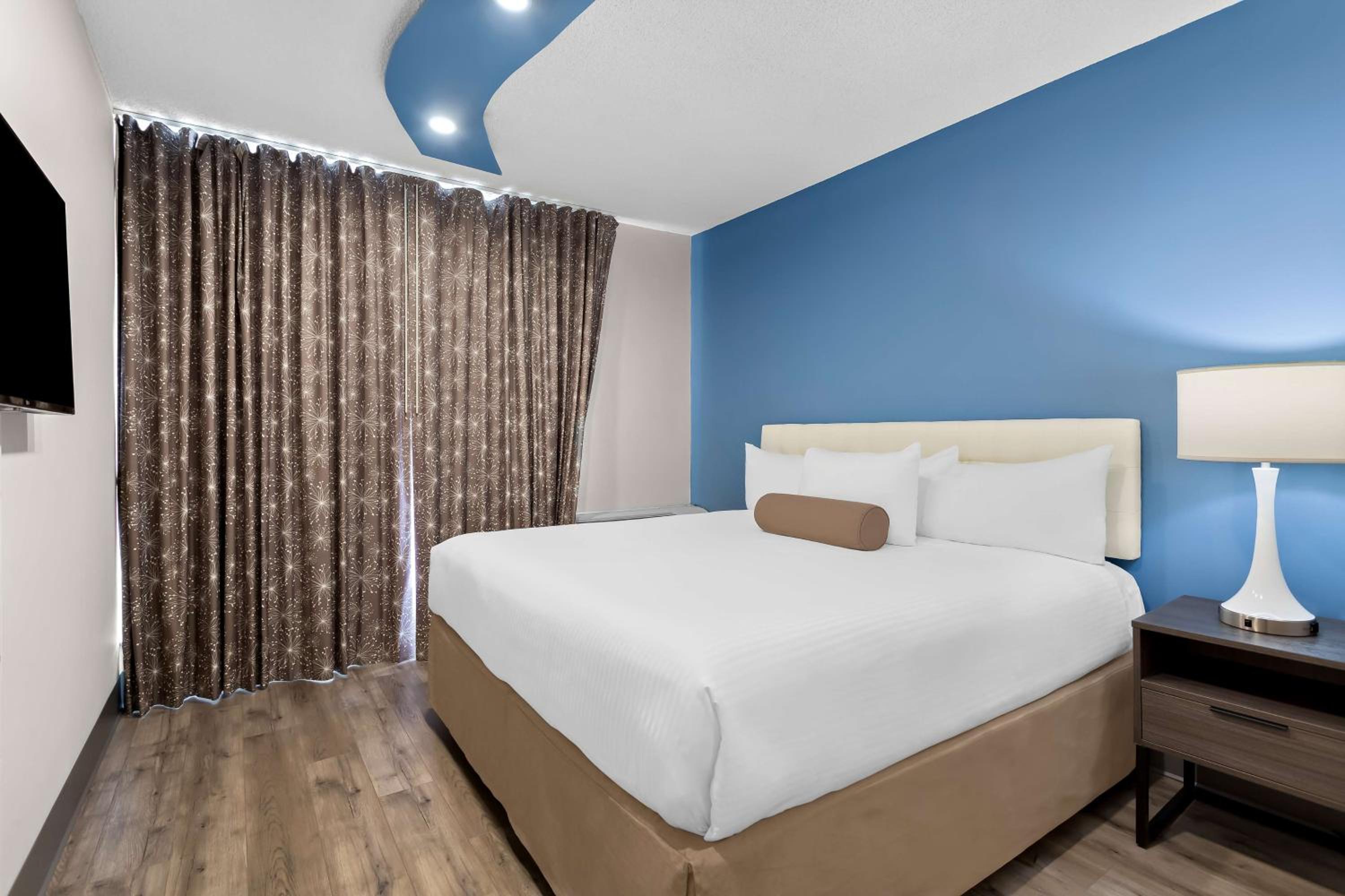 King Suite with Two King Beds - Non-Smoking - Photo 5