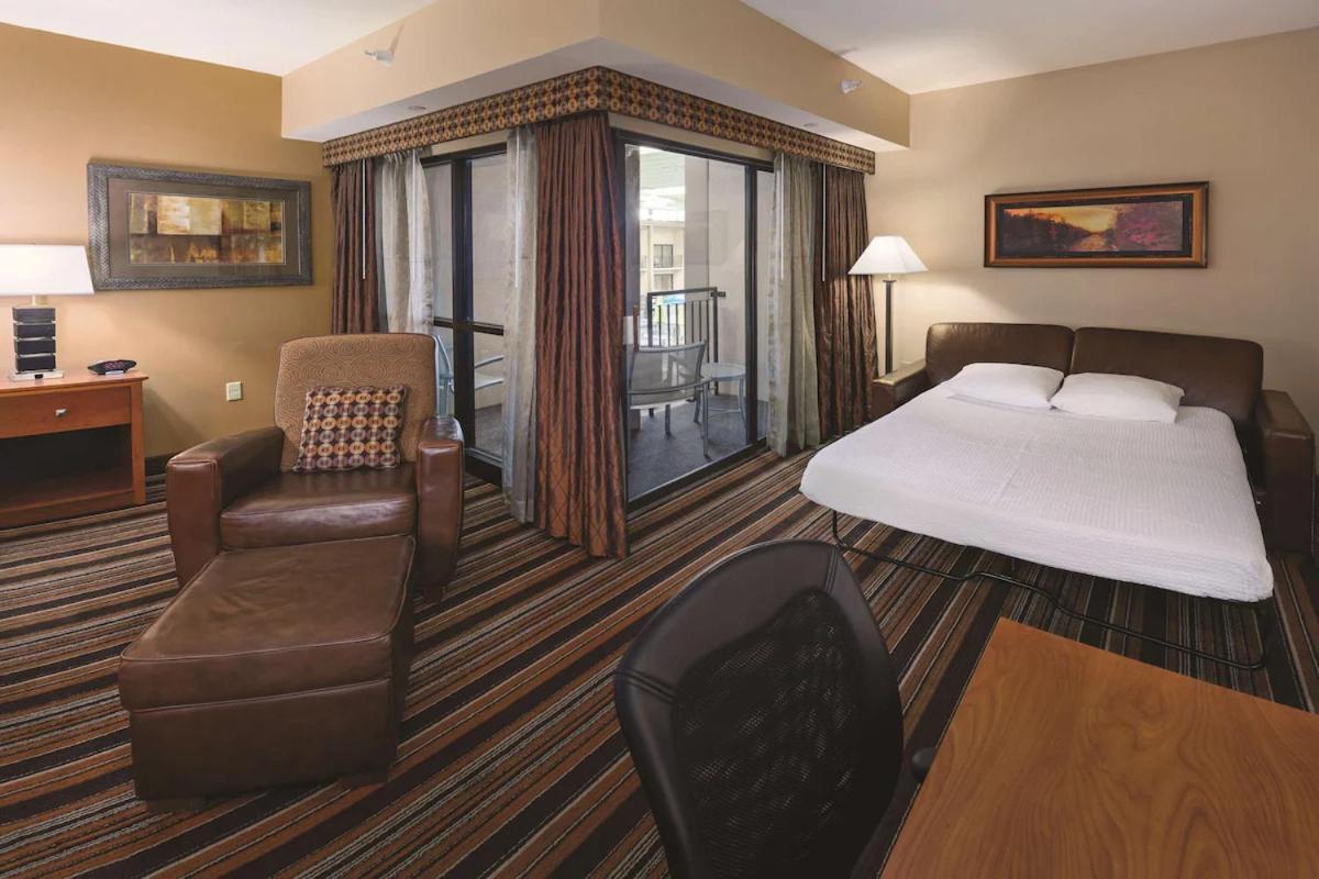 King Studio Suite with Pool View - Non-Smoking - Photo 2