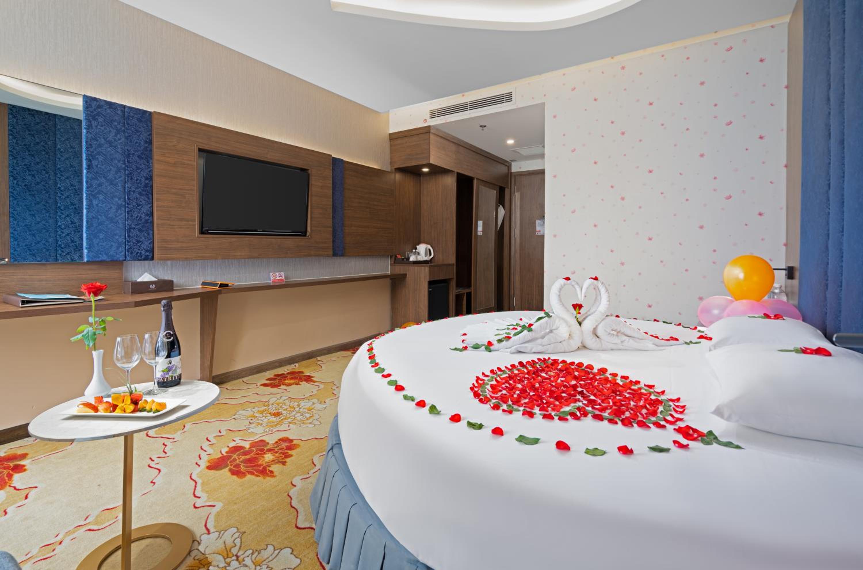 Deluxe Honeymoon  - Photo 4