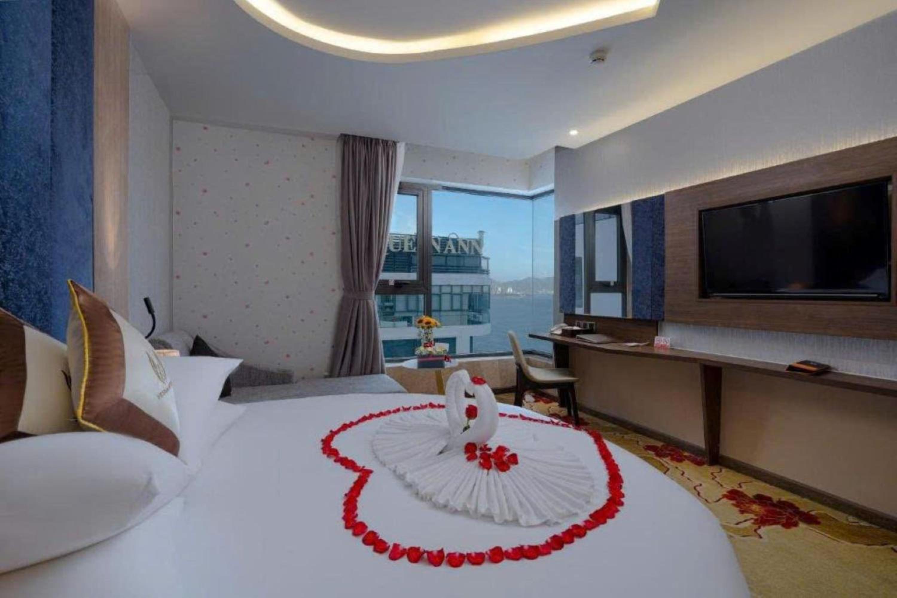 Deluxe Honeymoon  - Photo 1