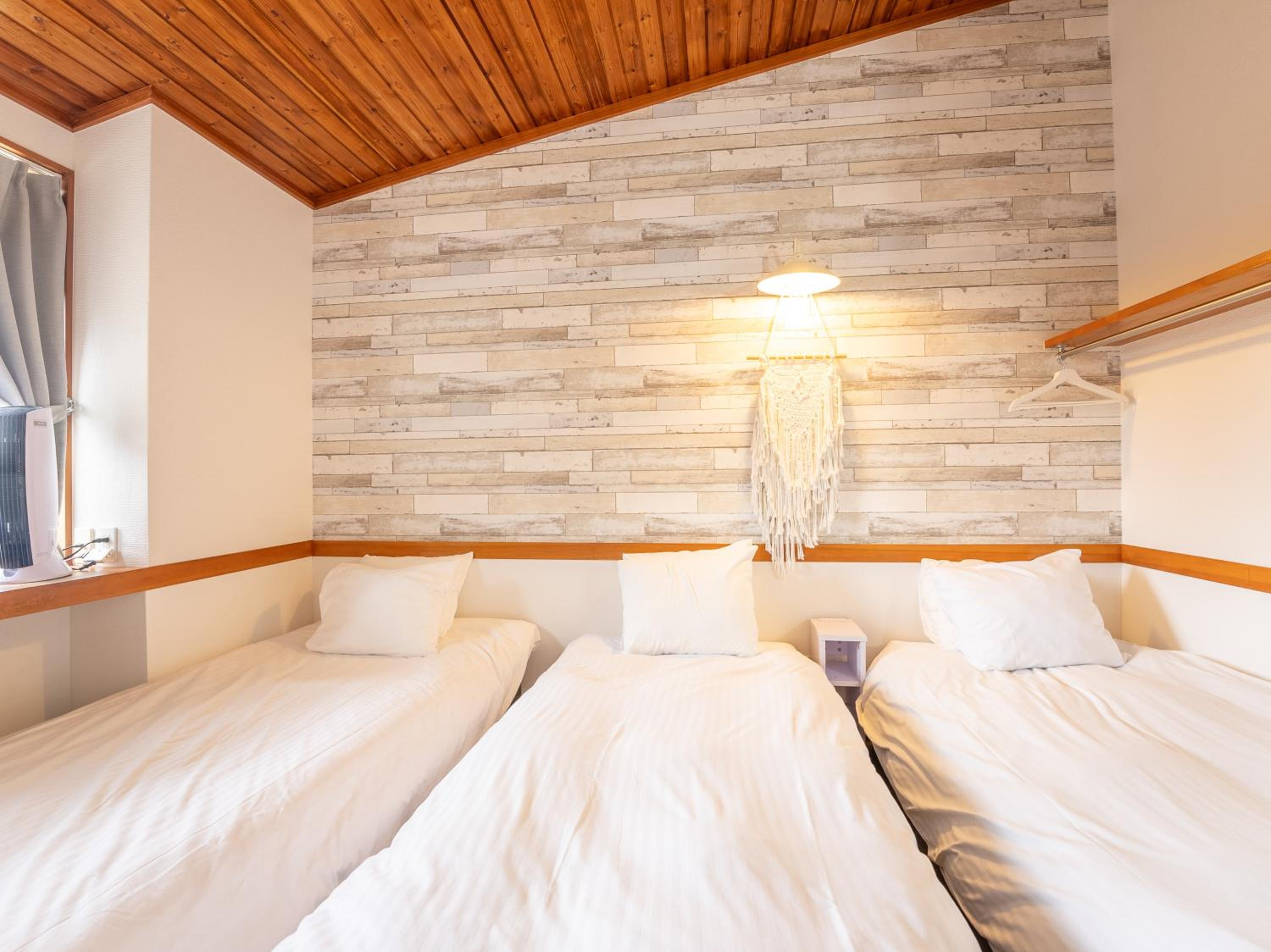 No pets allowed - Triple Room with with Shared Bathroom - Non-Smoking　ペット不可【禁煙】ペンション 3ベットルーム - Photo 14