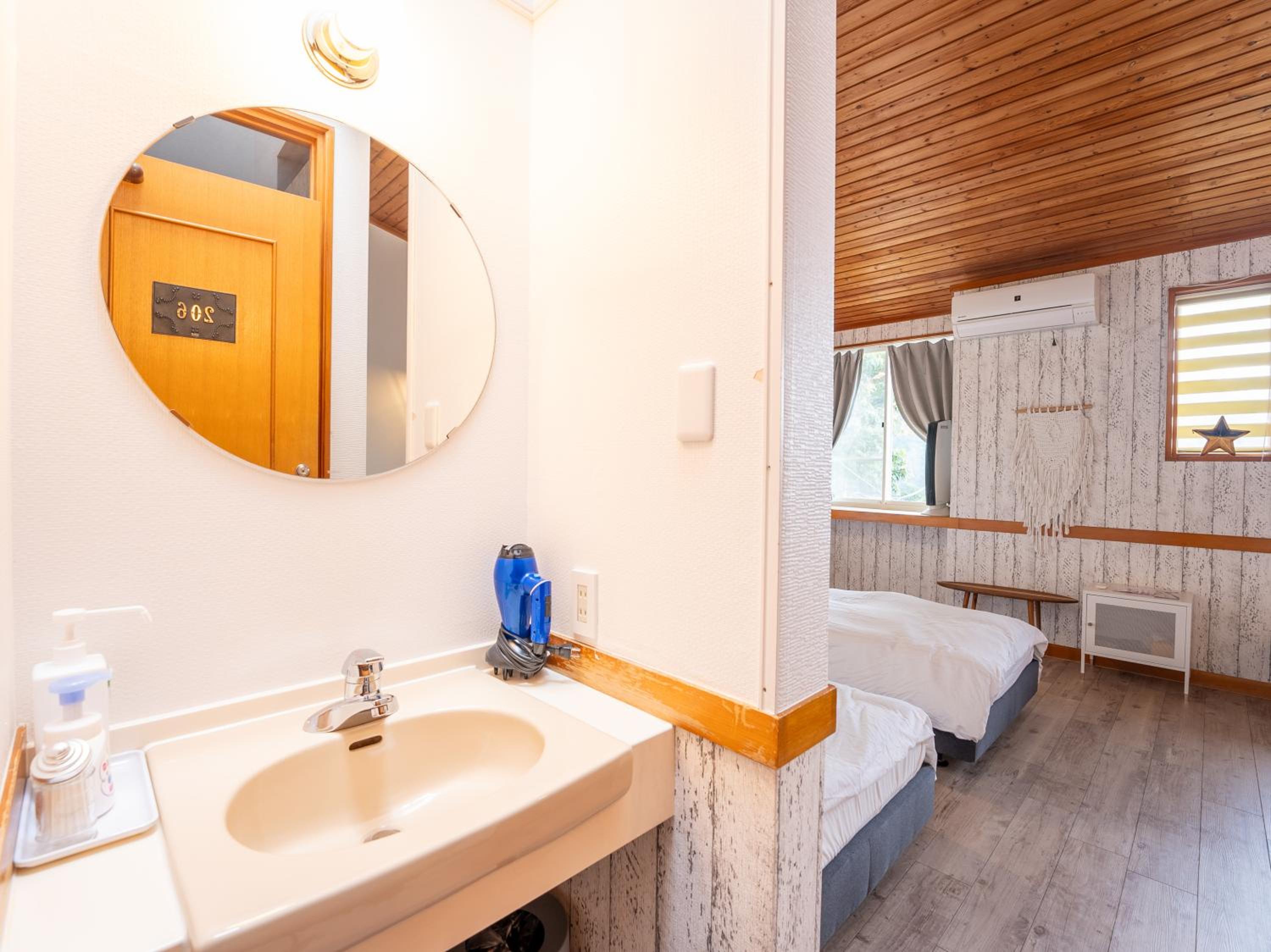 No pets allowed - Triple Room with with Shared Bathroom - Non-Smoking　ペット不可【禁煙】ペンション 3ベットルーム - Photo 12