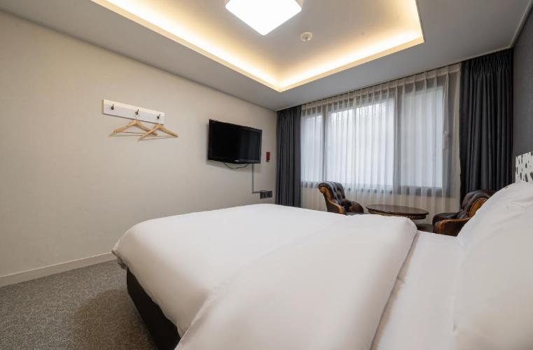 Double Room - Smoking - Photo 2