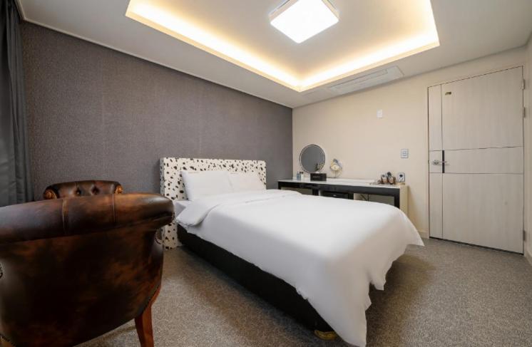 Double Room - Smoking - Photo 3