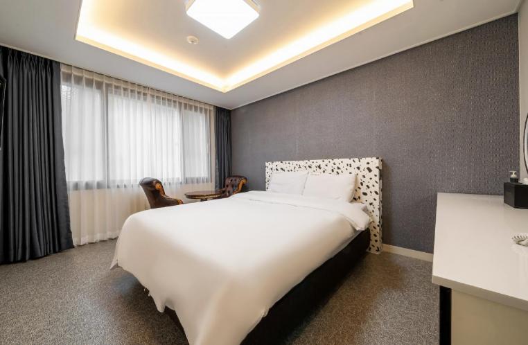 Double Room - Smoking - Photo 12
