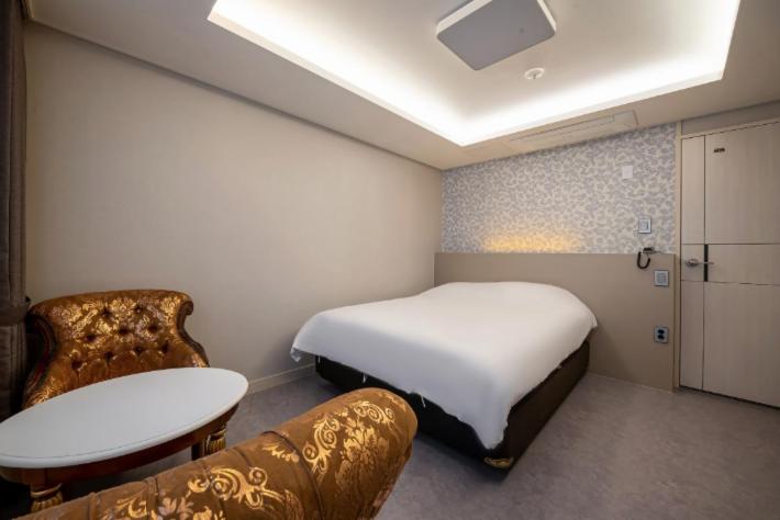 Double Room - Smoking - Photo 16