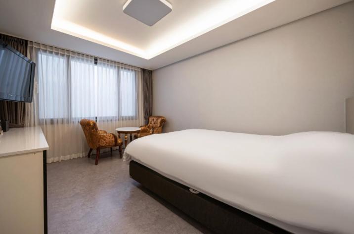 Double Room - Smoking - Photo 1