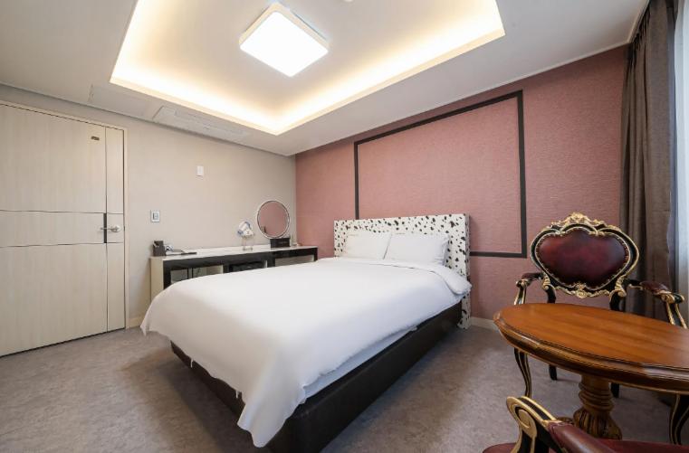 Double Room - Smoking - Photo 8