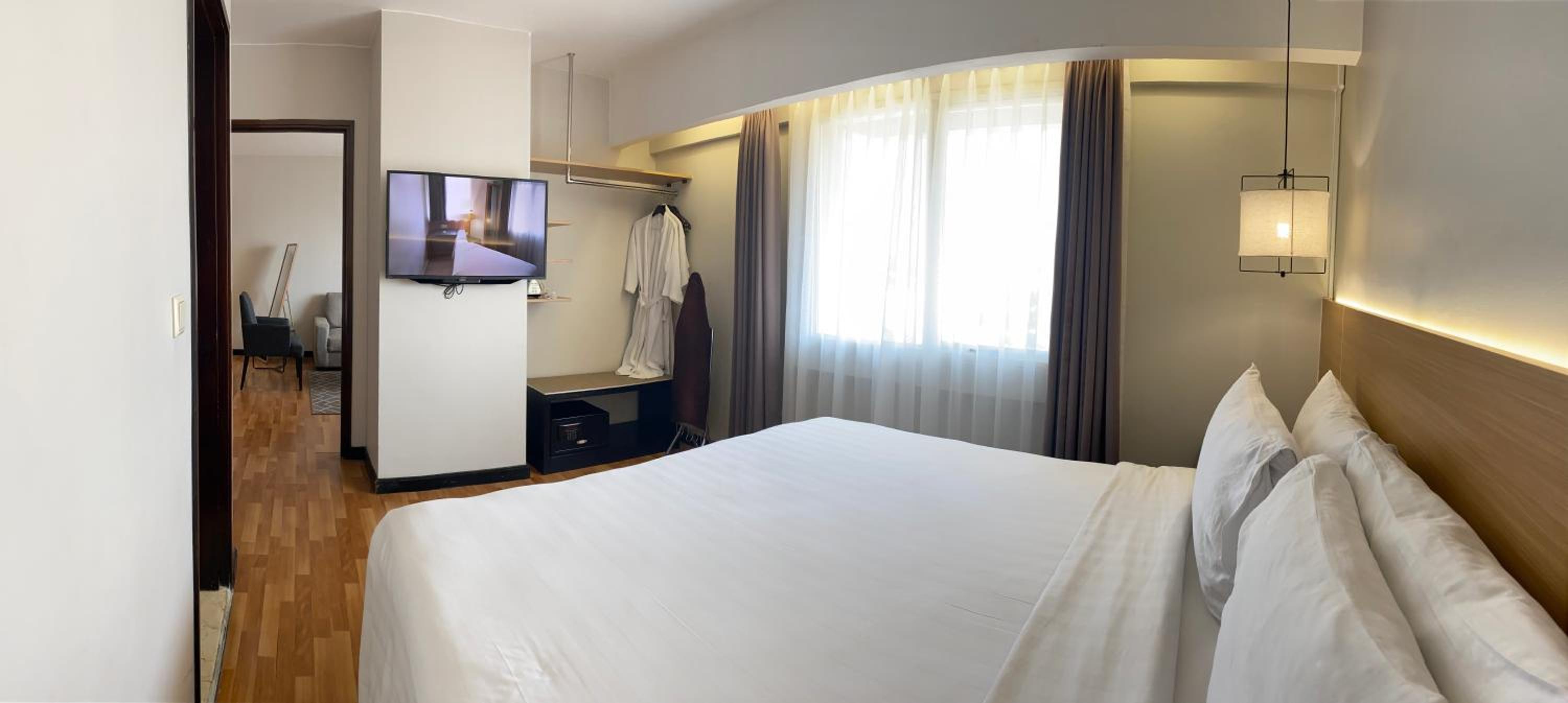Suite - Photo 3