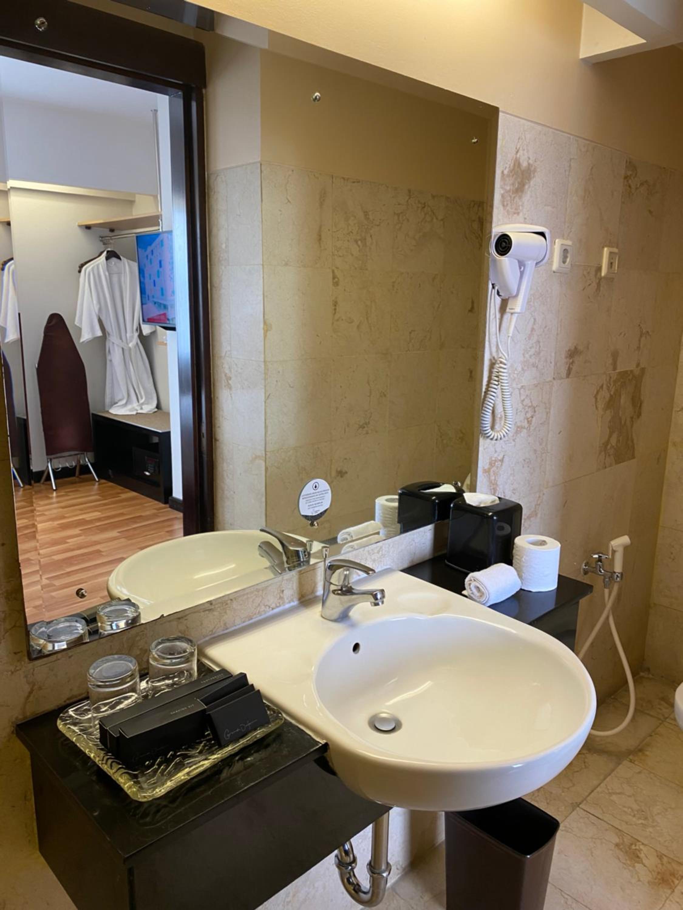 Suite - Photo 5