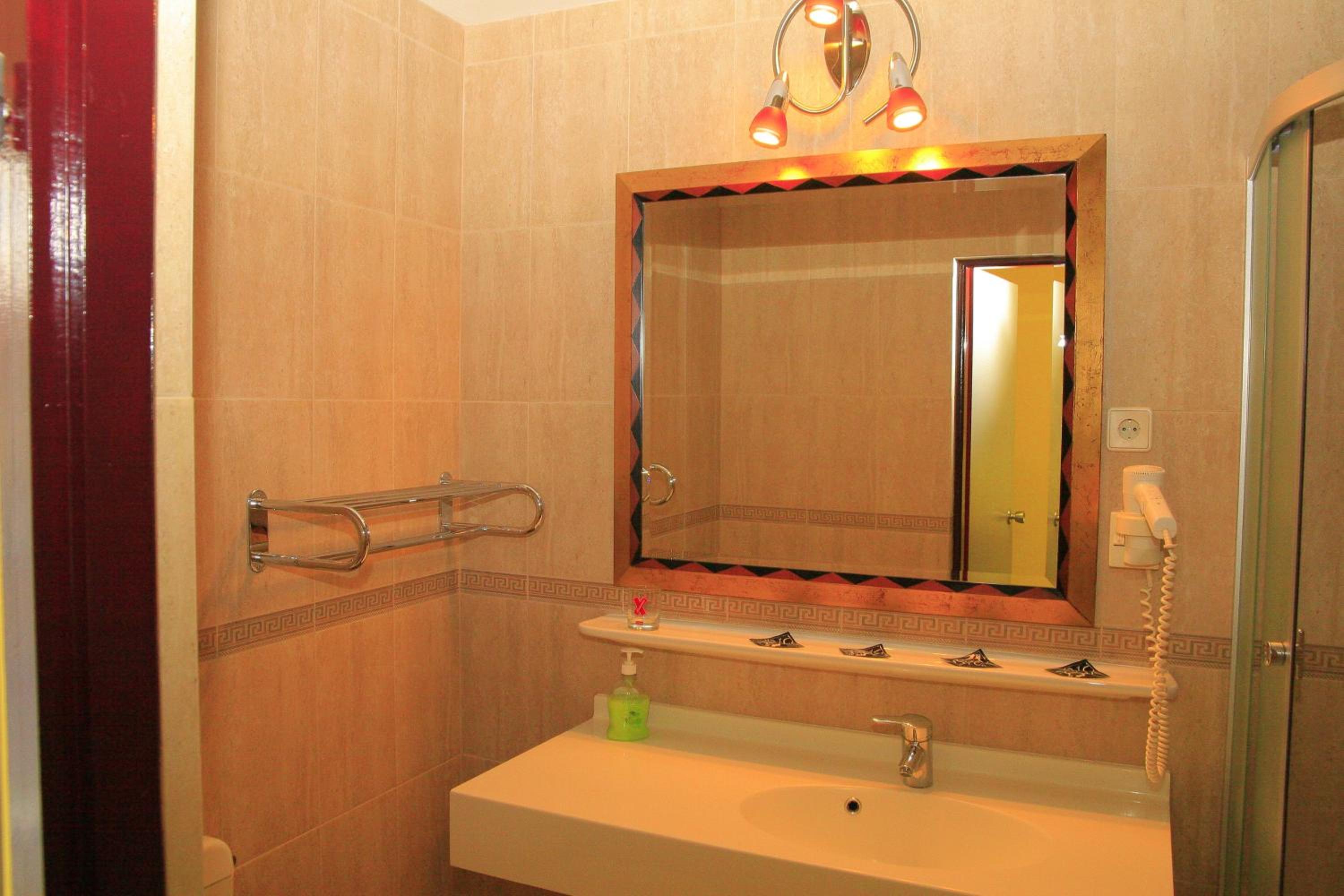 Large Two-Bedroom Apartment - Photo 8