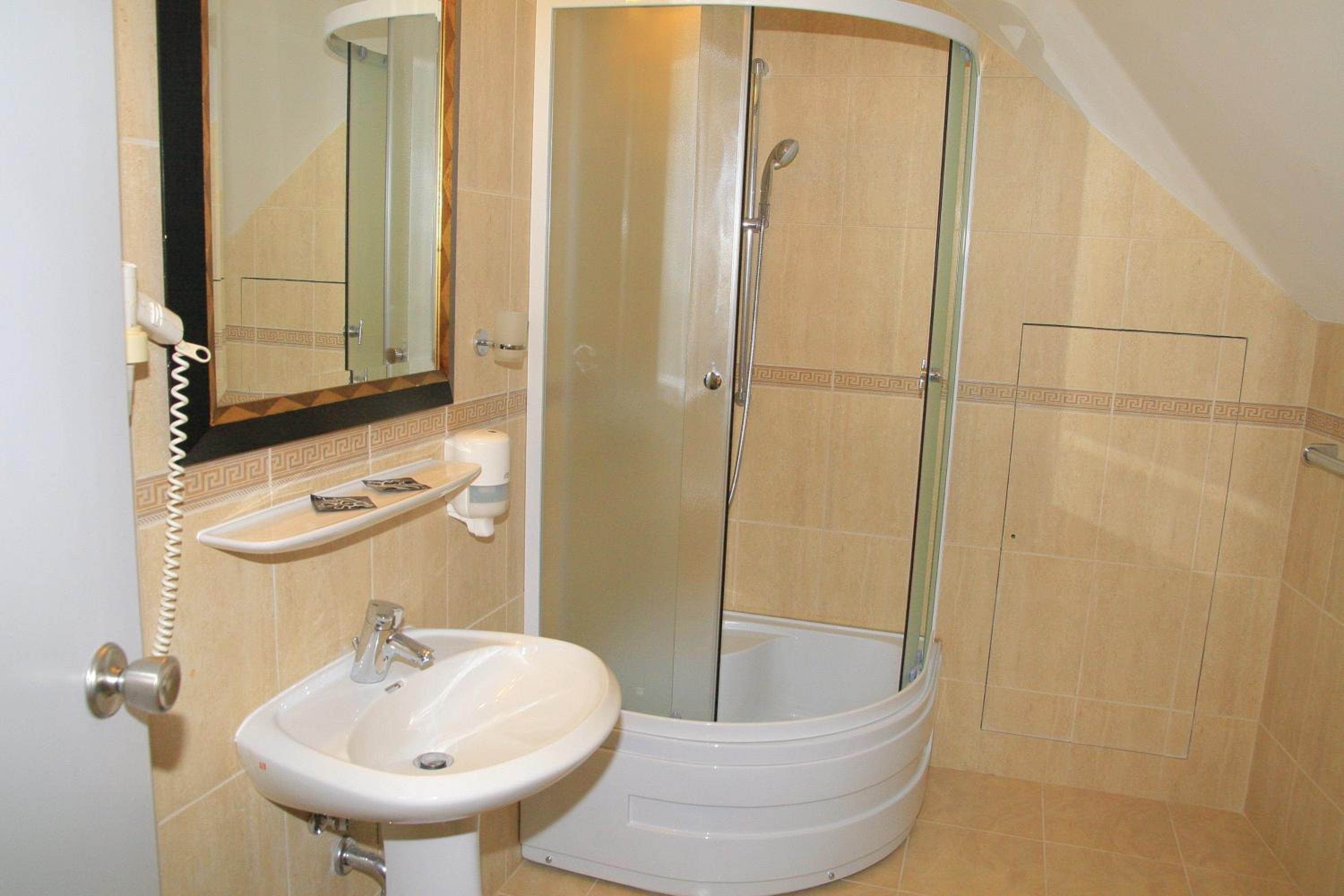Double or Twin Room - Photo 10