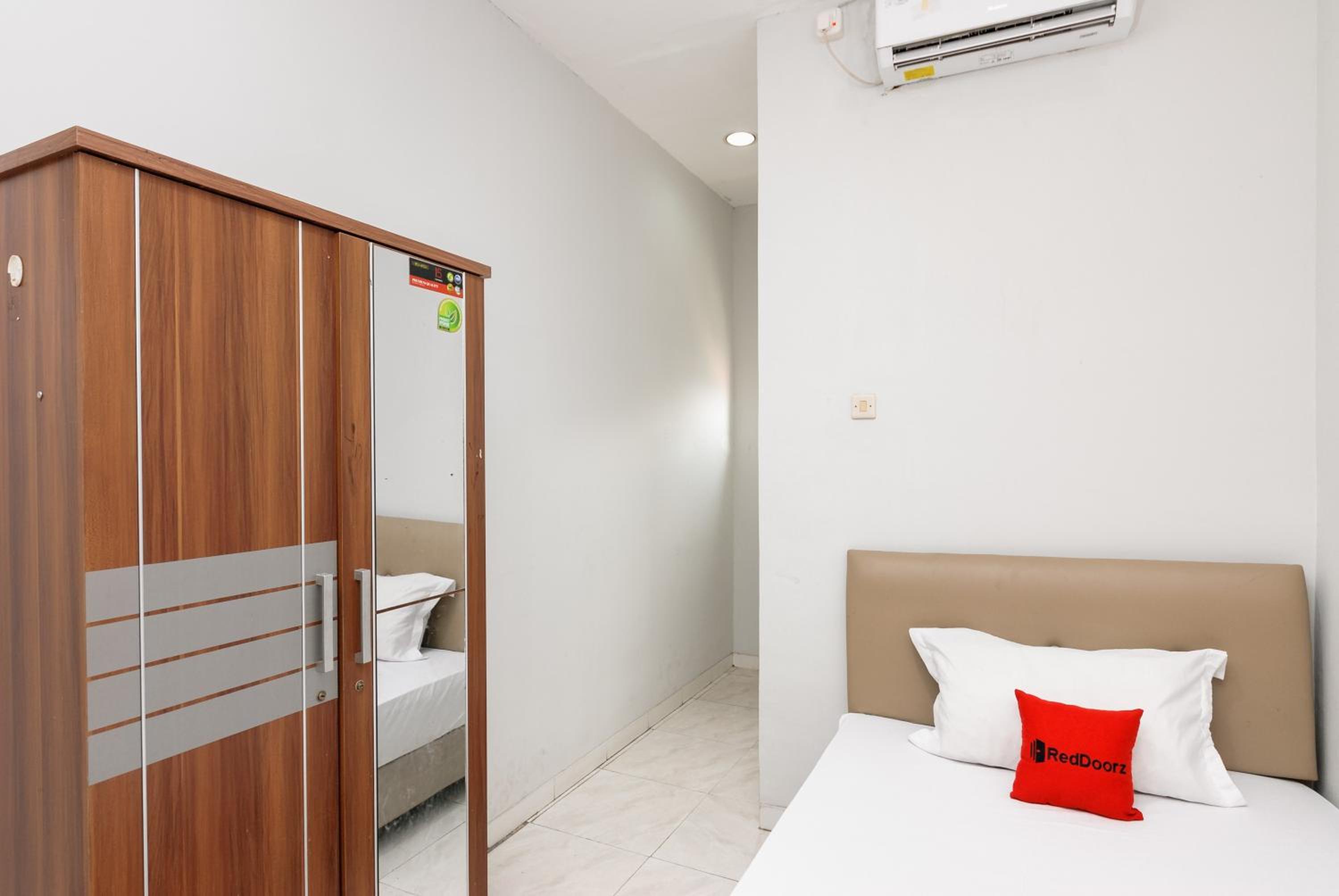 Standard Twin Room - Photo 4