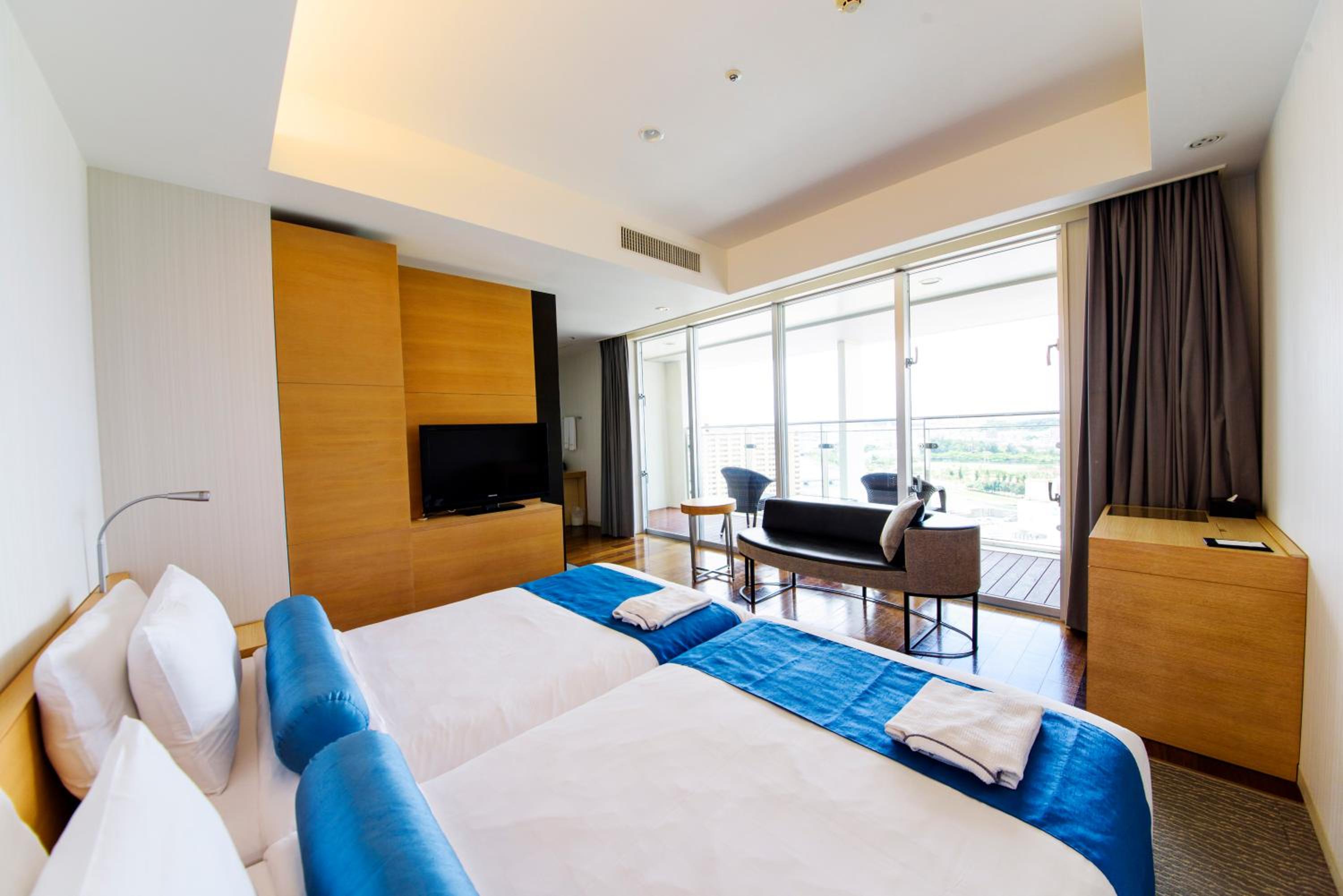 Twin Room with Sofa Bed and Balcony - Non-Smoking - Photo 21