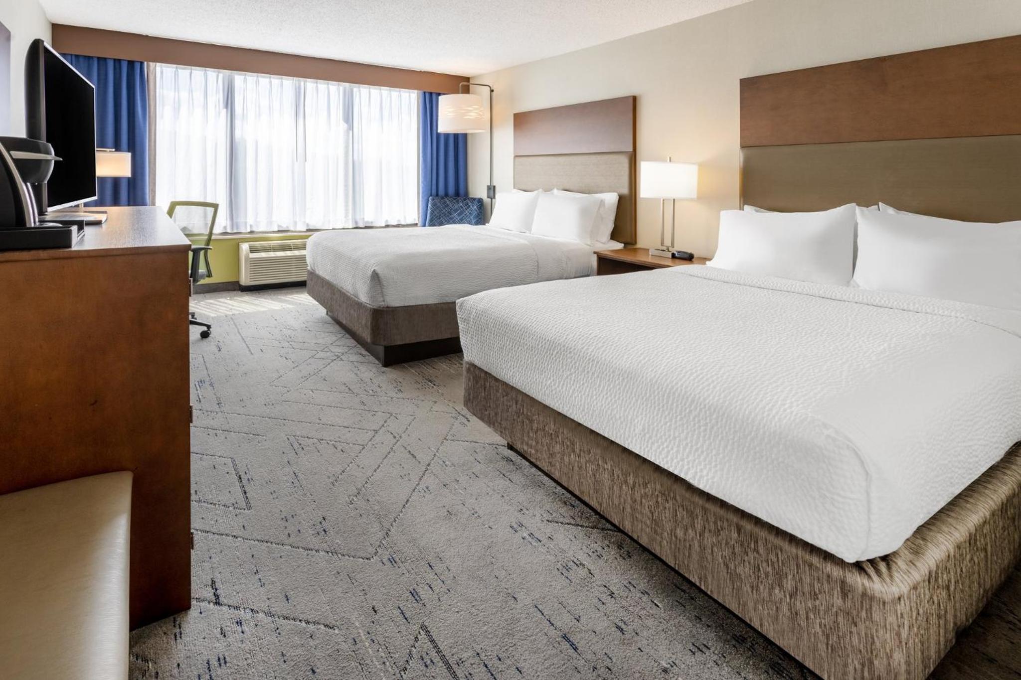 Superior Queen Room with Two Queen Beds - Non-Smoking - Photo 4