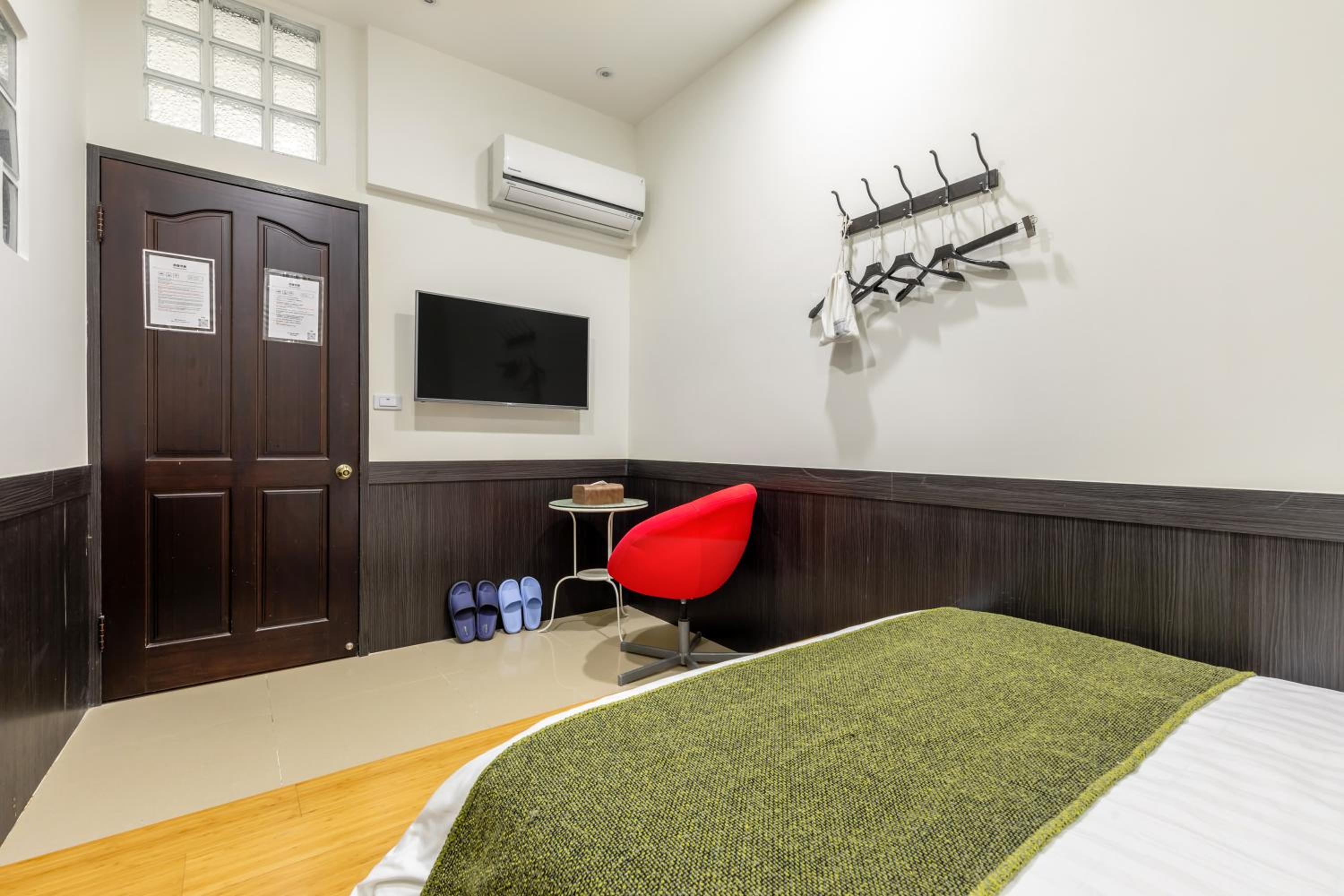 Economy Double Room - No Window, photo 7