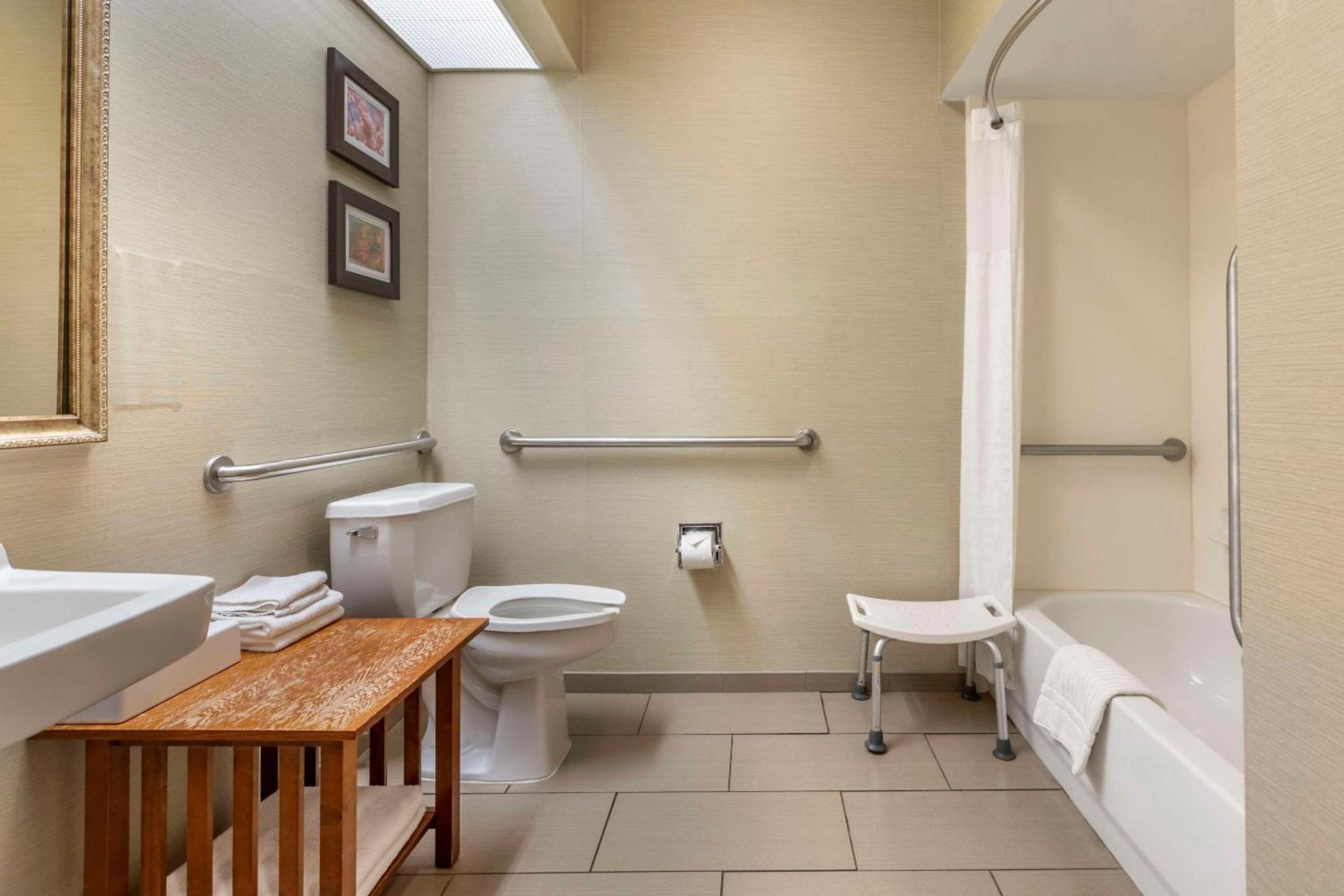 Queen Room with Two Queen Beds - Accessible/Non-Smoking 