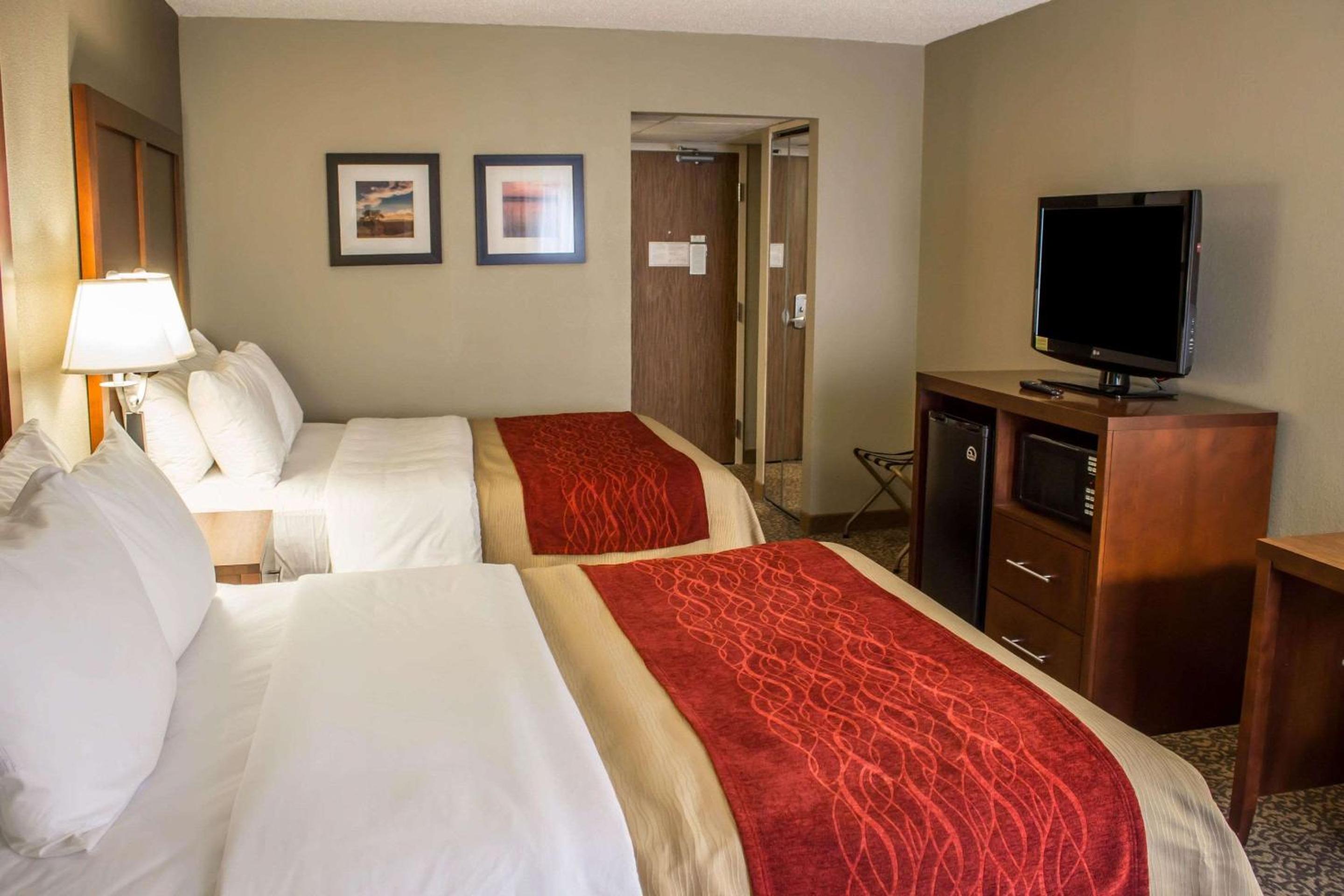 Queen Room with Two Queen Beds - Non-Smoking - Photo 2