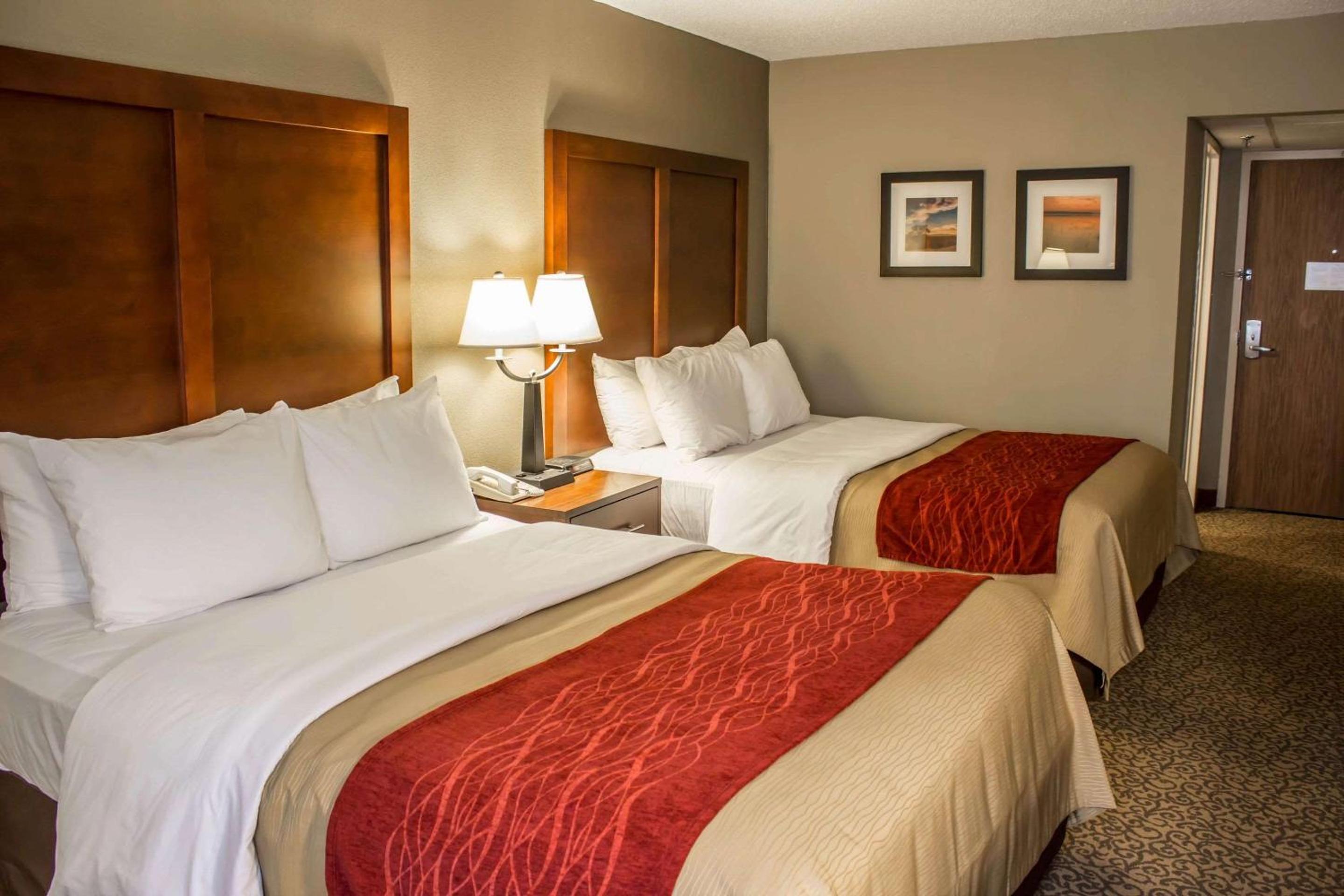 Queen Room with Two Queen Beds - Non-Smoking - Photo 4