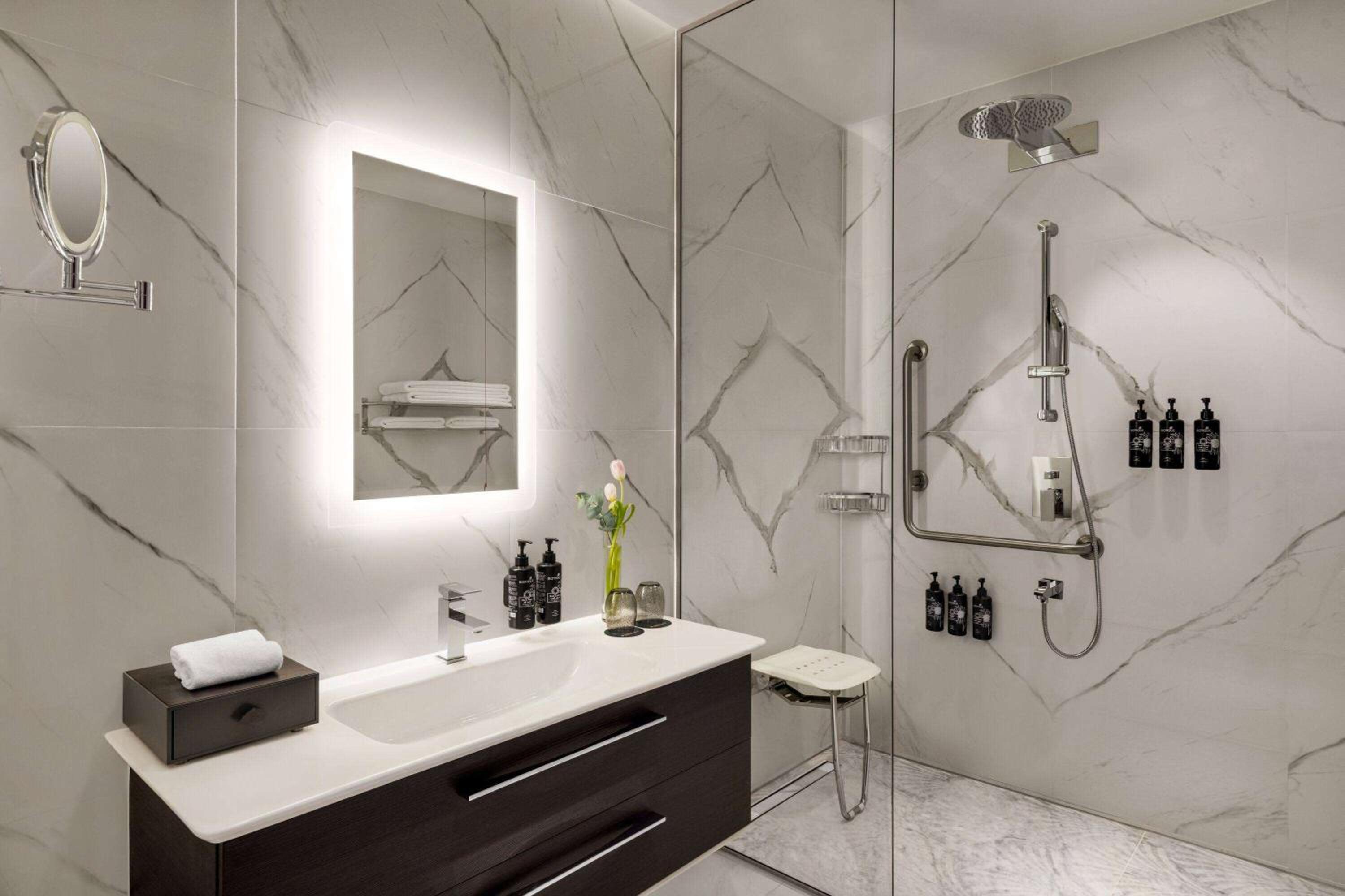 Superior King Room - Accessible - Photo 4