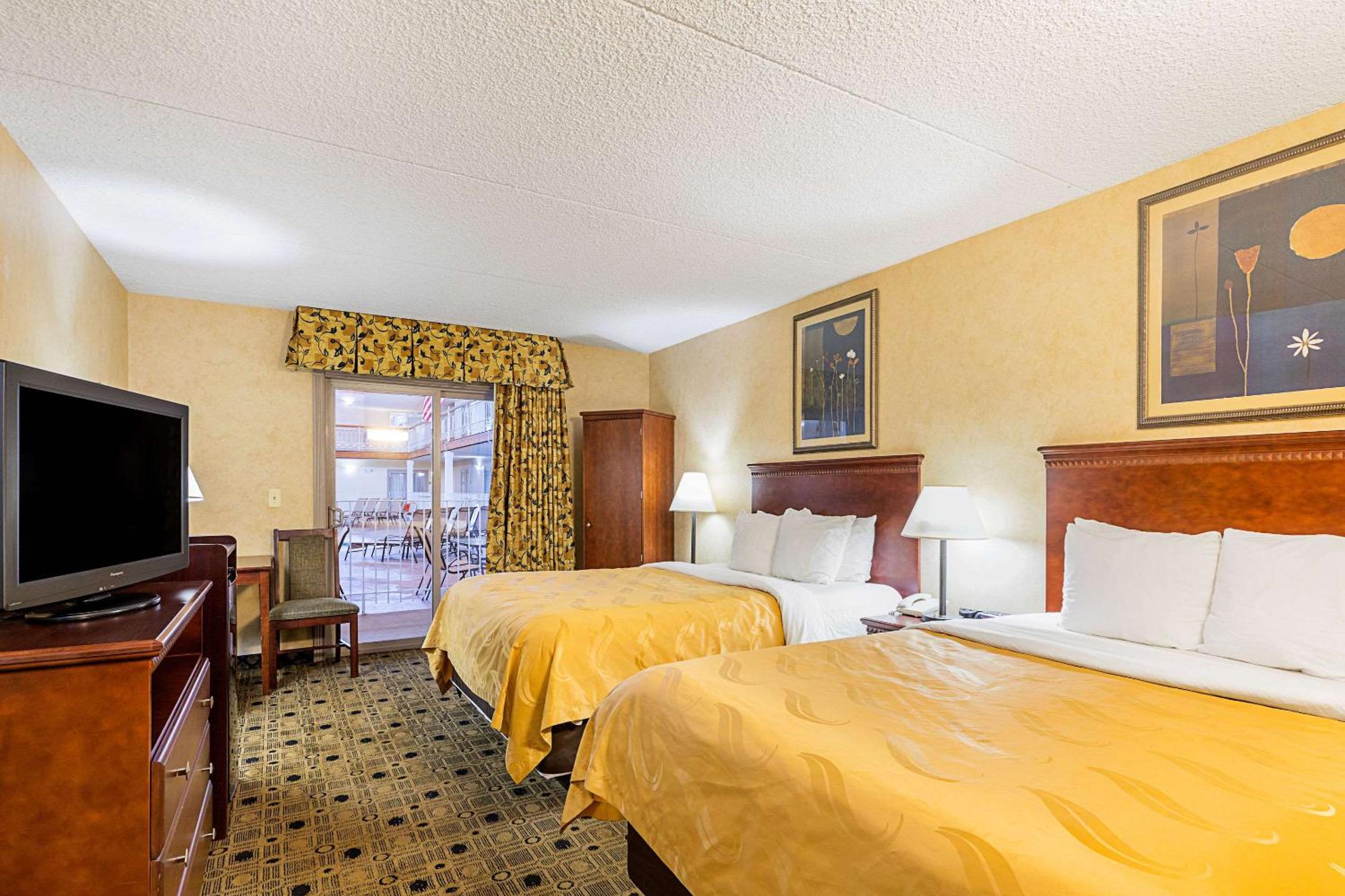 Queen Room With Two Queen Beds With Pool View - Non-Smoking photo 1