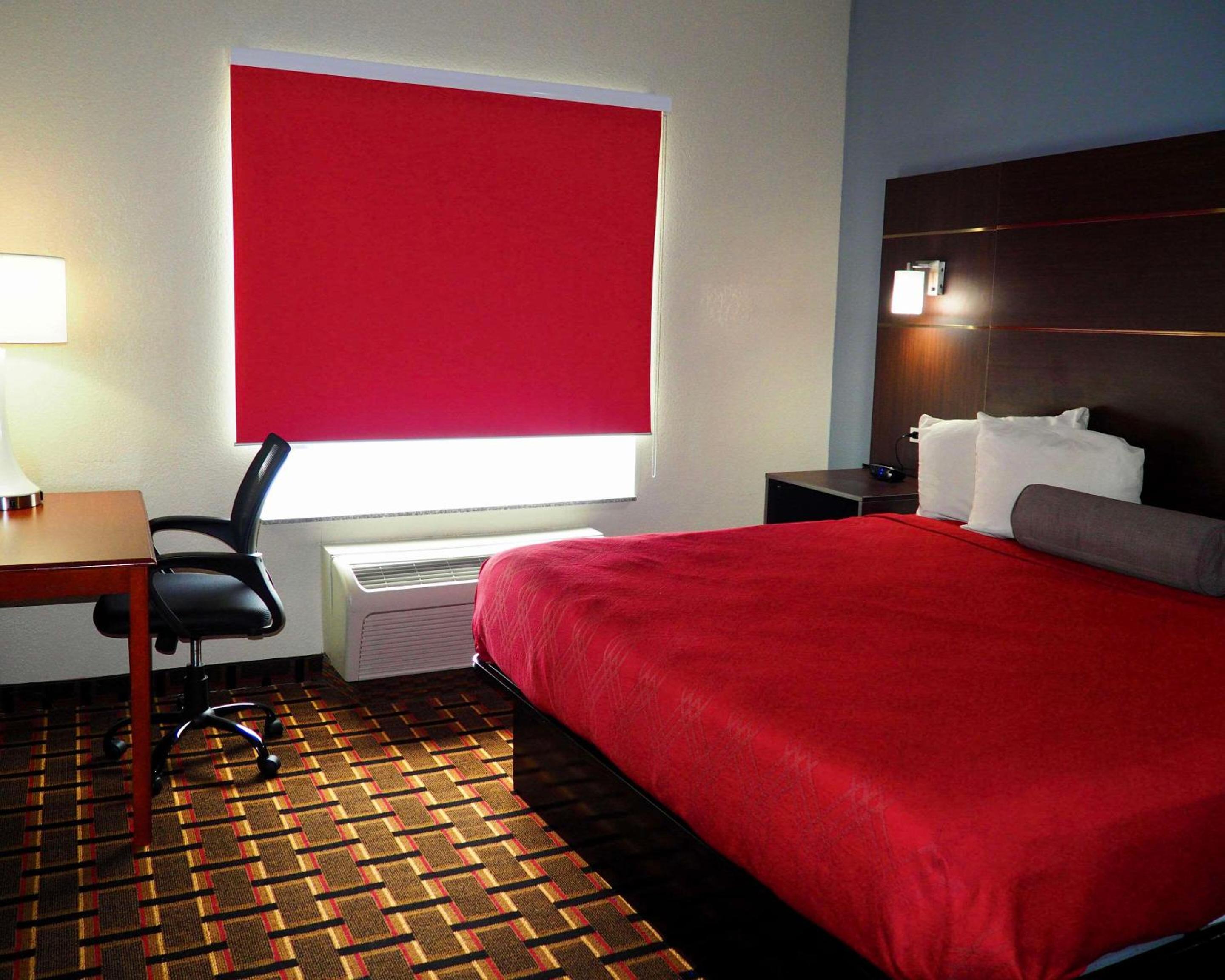King Suite - Non-Smoking - Photo 2