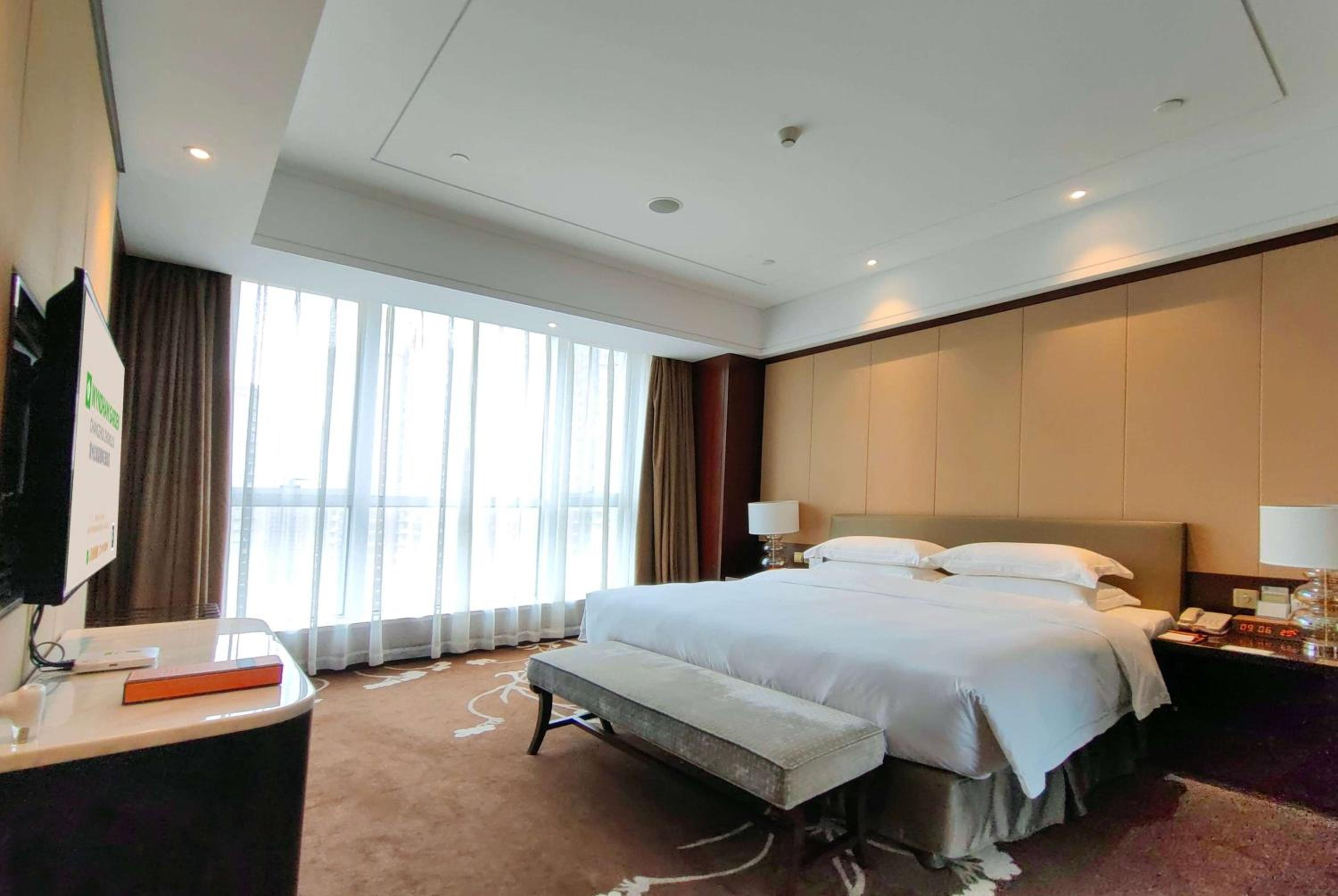 Deluxe King Room - Non-Smoking