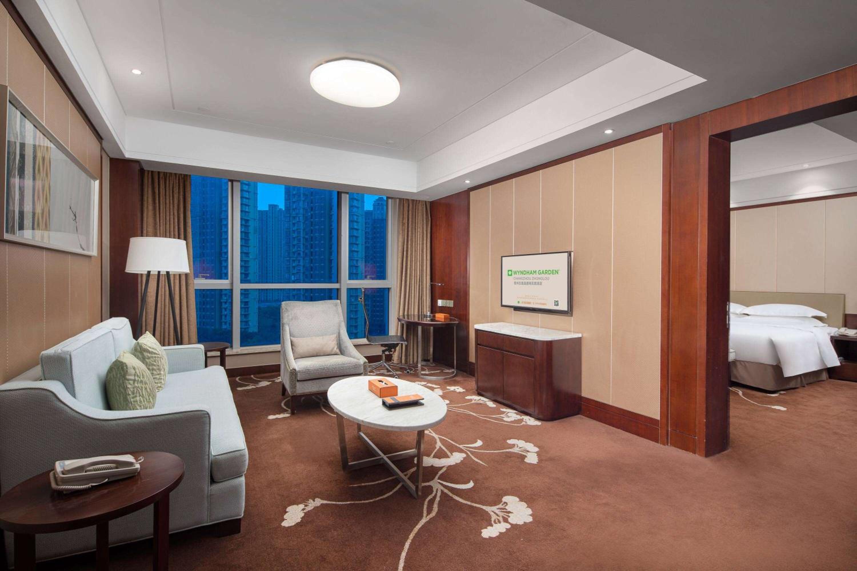 Deluxe King Suite - Non-Smoking